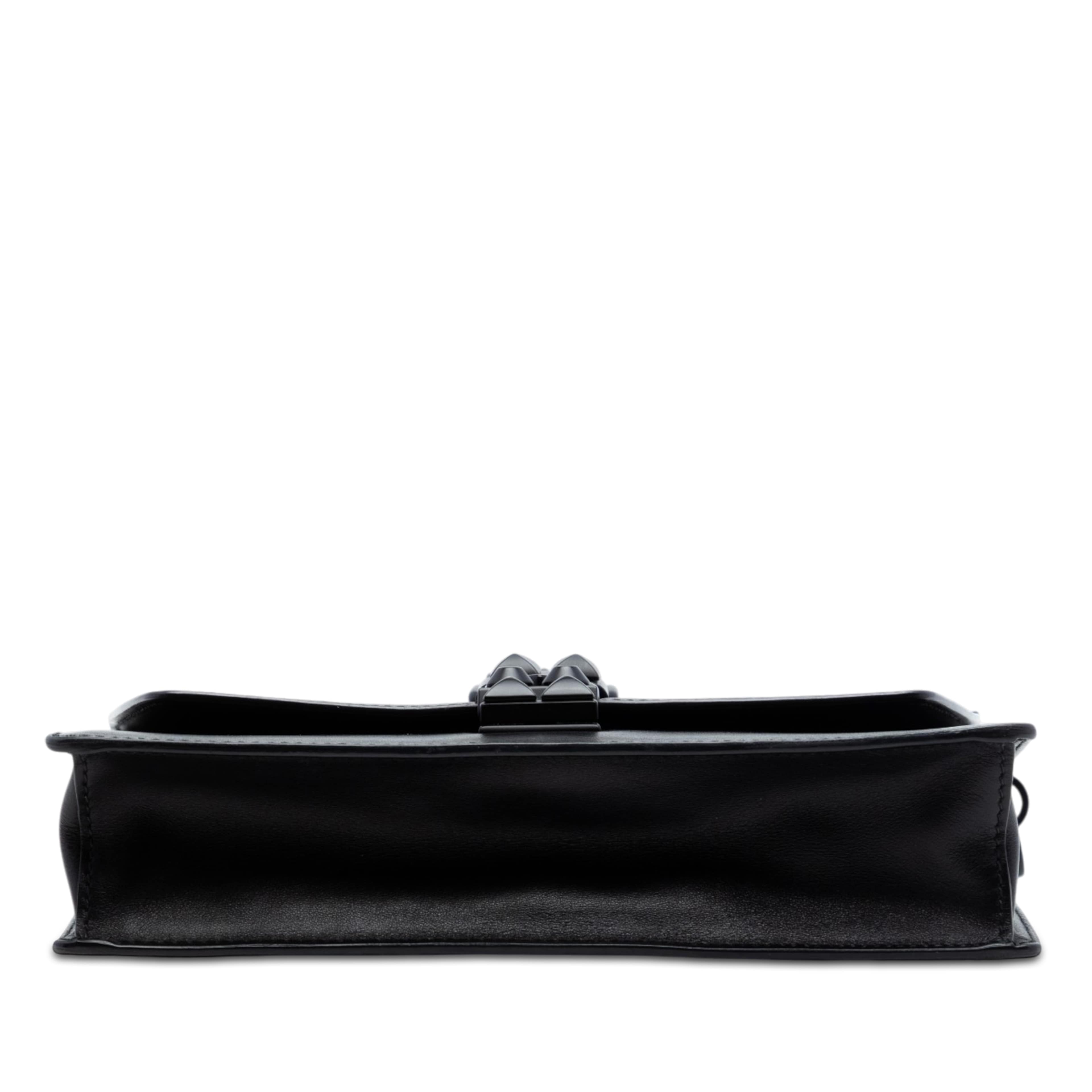 Prada Saffiano Trimmed Studded City Calf Elektra Crossbody, från Luxclusif, i färgen black. Klicka för att öppna bilden i stort format