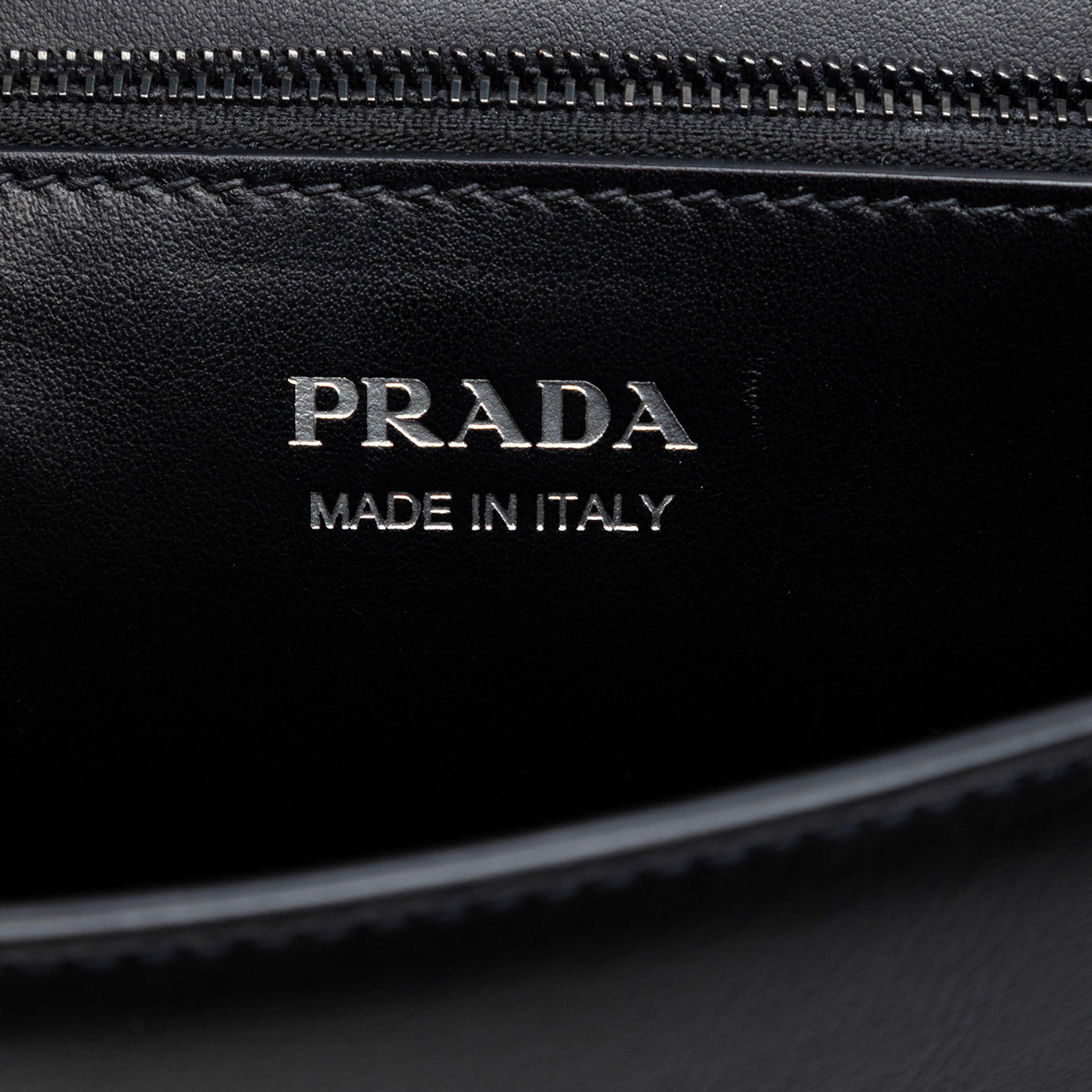 Prada Saffiano Trimmed Studded City Calf Elektra Crossbody, från Luxclusif, i färgen black. Klicka för att öppna bilden i stort format
