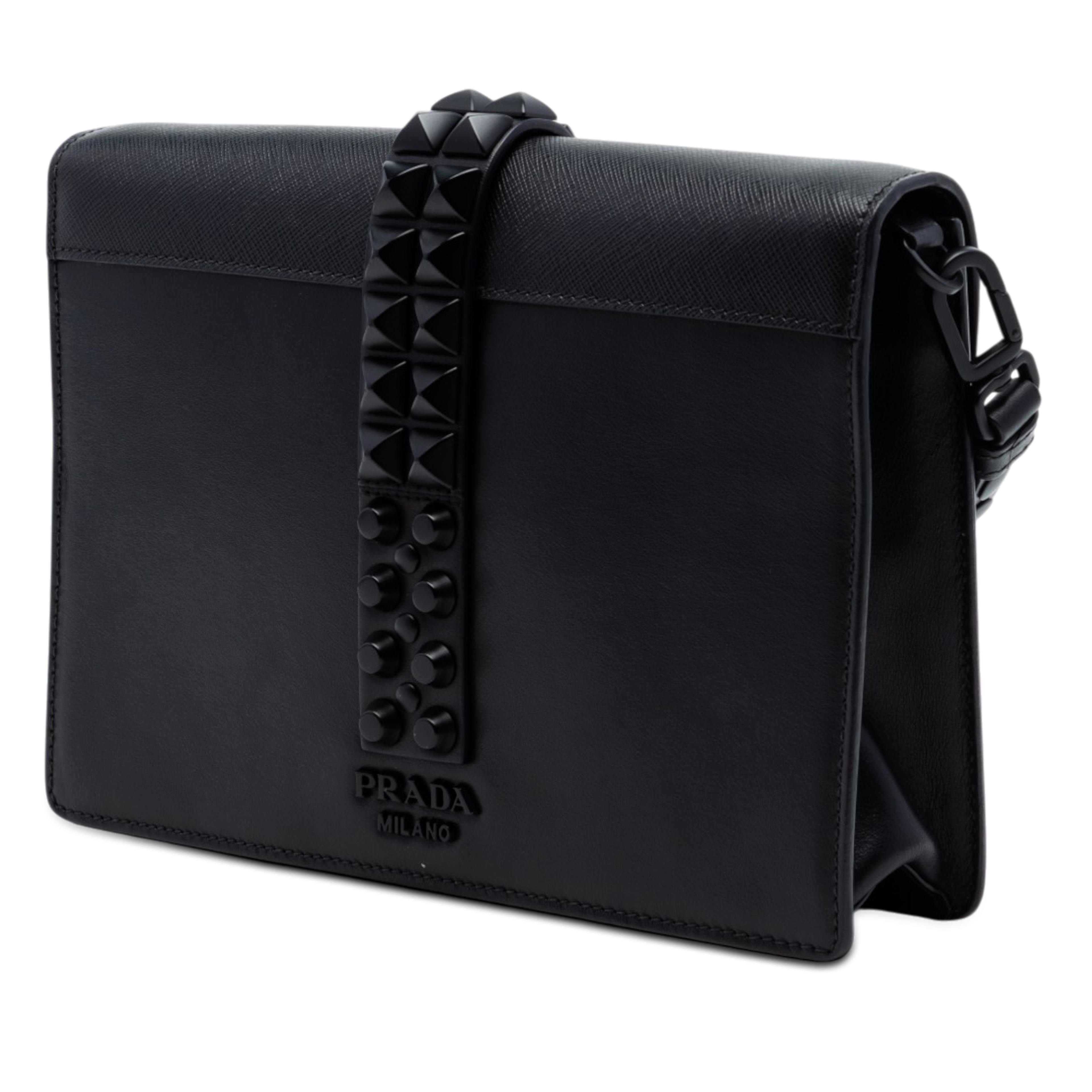 Prada Saffiano Trimmed Studded City Calf Elektra Crossbody, från Luxclusif, i färgen black. Klicka för att öppna bilden i stort format