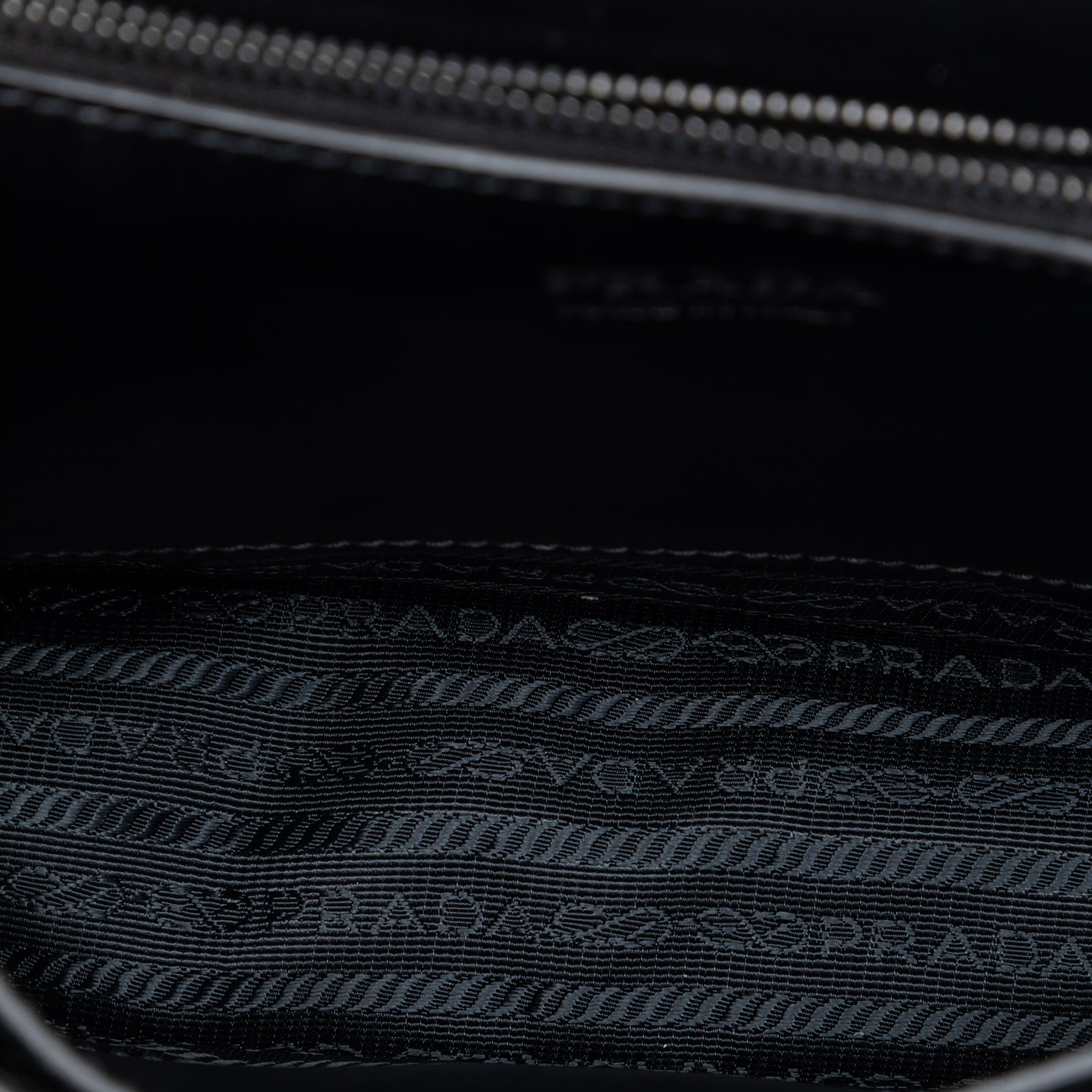 Prada Saffiano Trimmed Studded City Calf Elektra Crossbody, från Luxclusif, i färgen black. Klicka för att öppna bilden i stort format