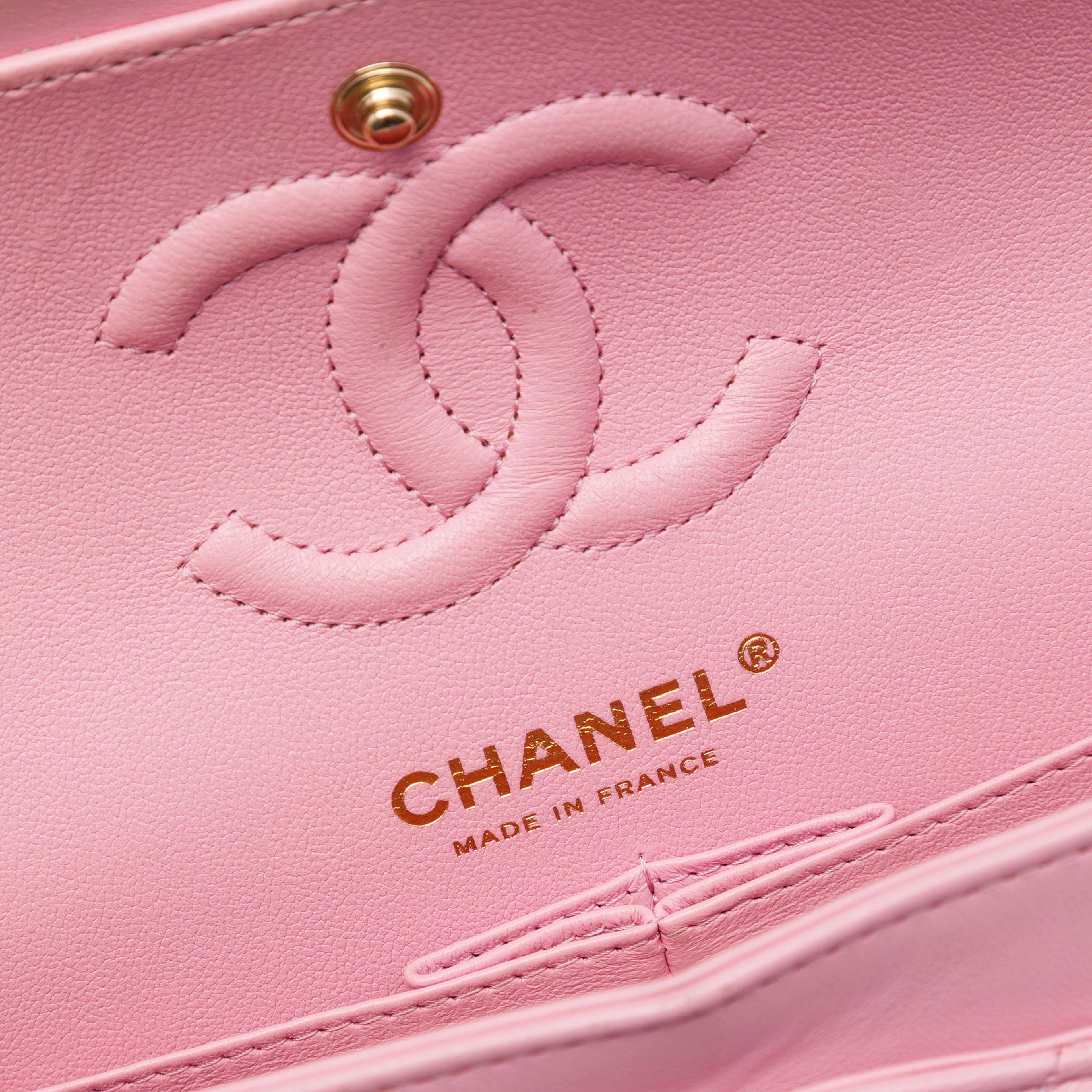 Chanel Small Classic Lambskin Double Flap, från Luxclusif, i färgen rosa. Klicka för att öppna bilden i stort format
