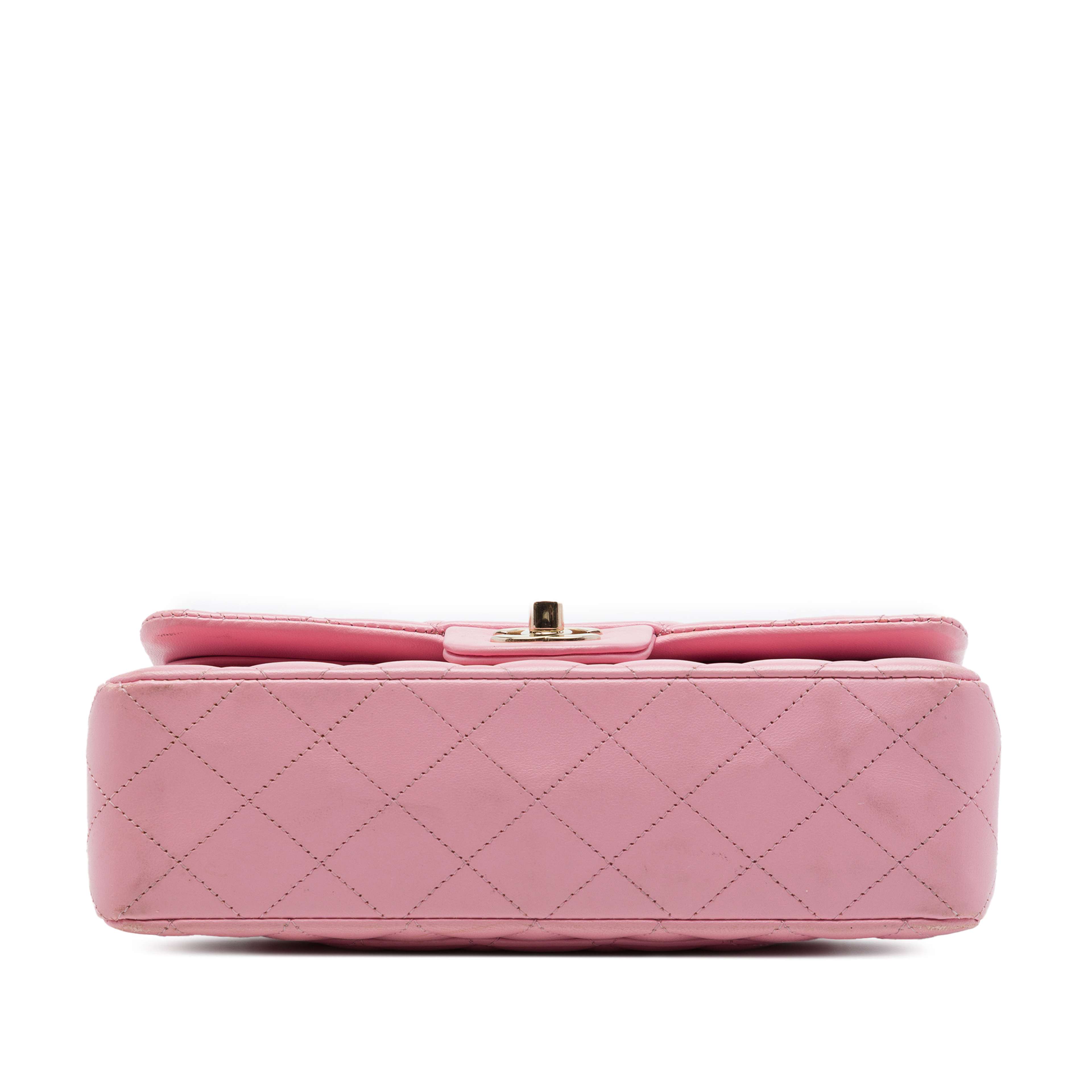 Chanel Small Classic Lambskin Double Flap, från Luxclusif, i färgen rosa. Klicka för att öppna bilden i stort format