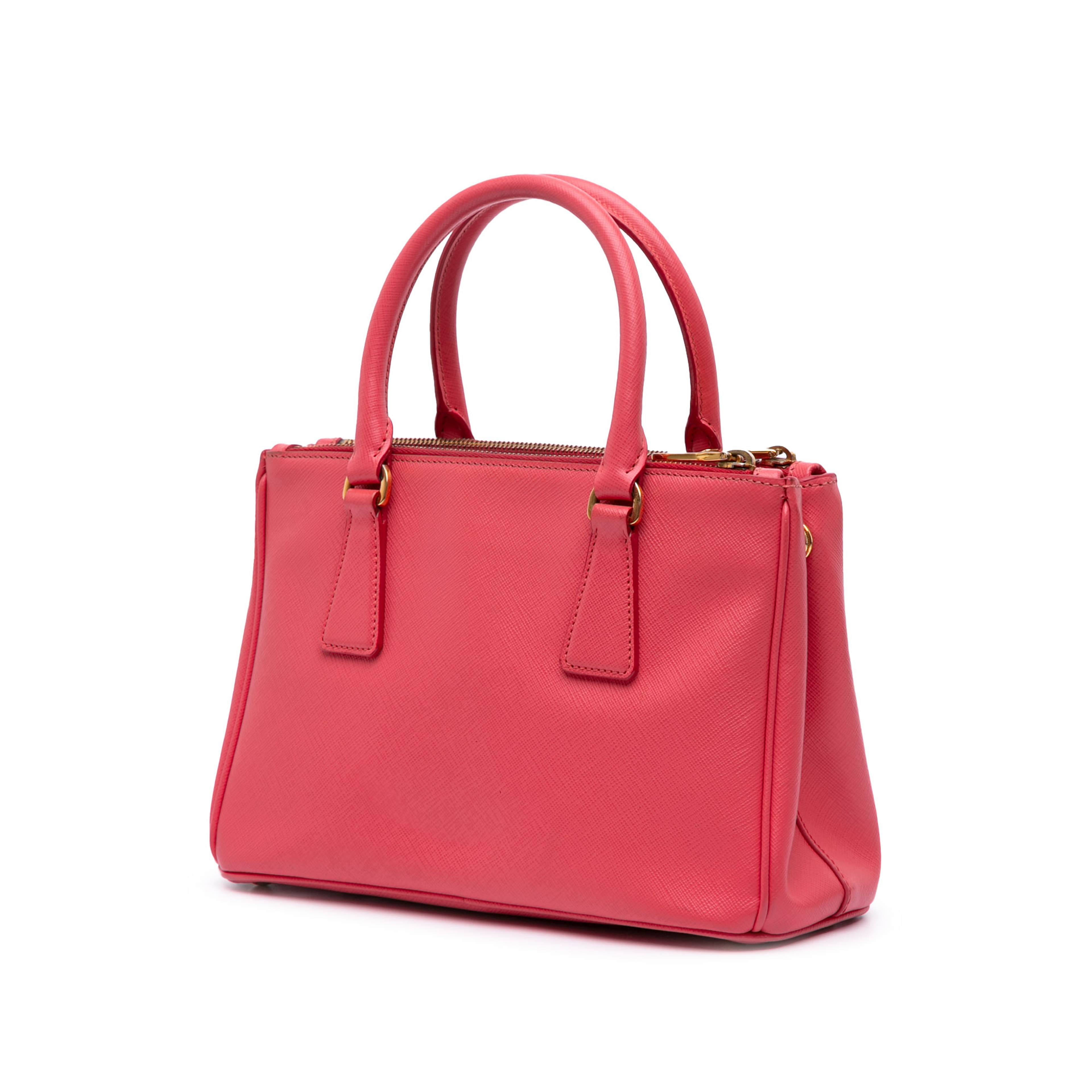 Prada Mini Saffiano Lux Galleria Double Zip Satchel, från Luxclusif, i färgen rosa. Klicka för att öppna bilden i stort format