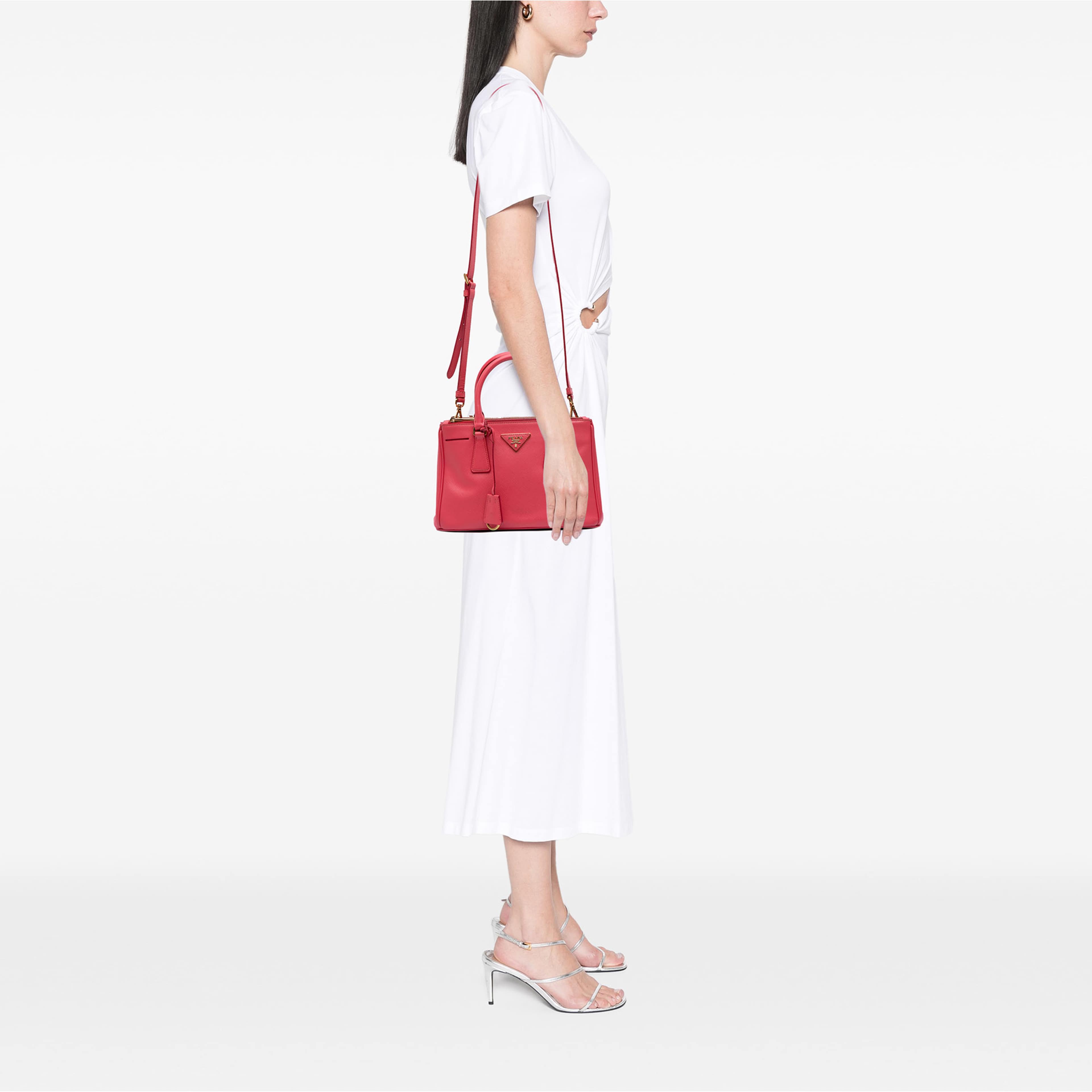 Prada Mini Saffiano Lux Galleria Double Zip Satchel, från Luxclusif, i färgen rosa. Klicka för att öppna bilden i stort format