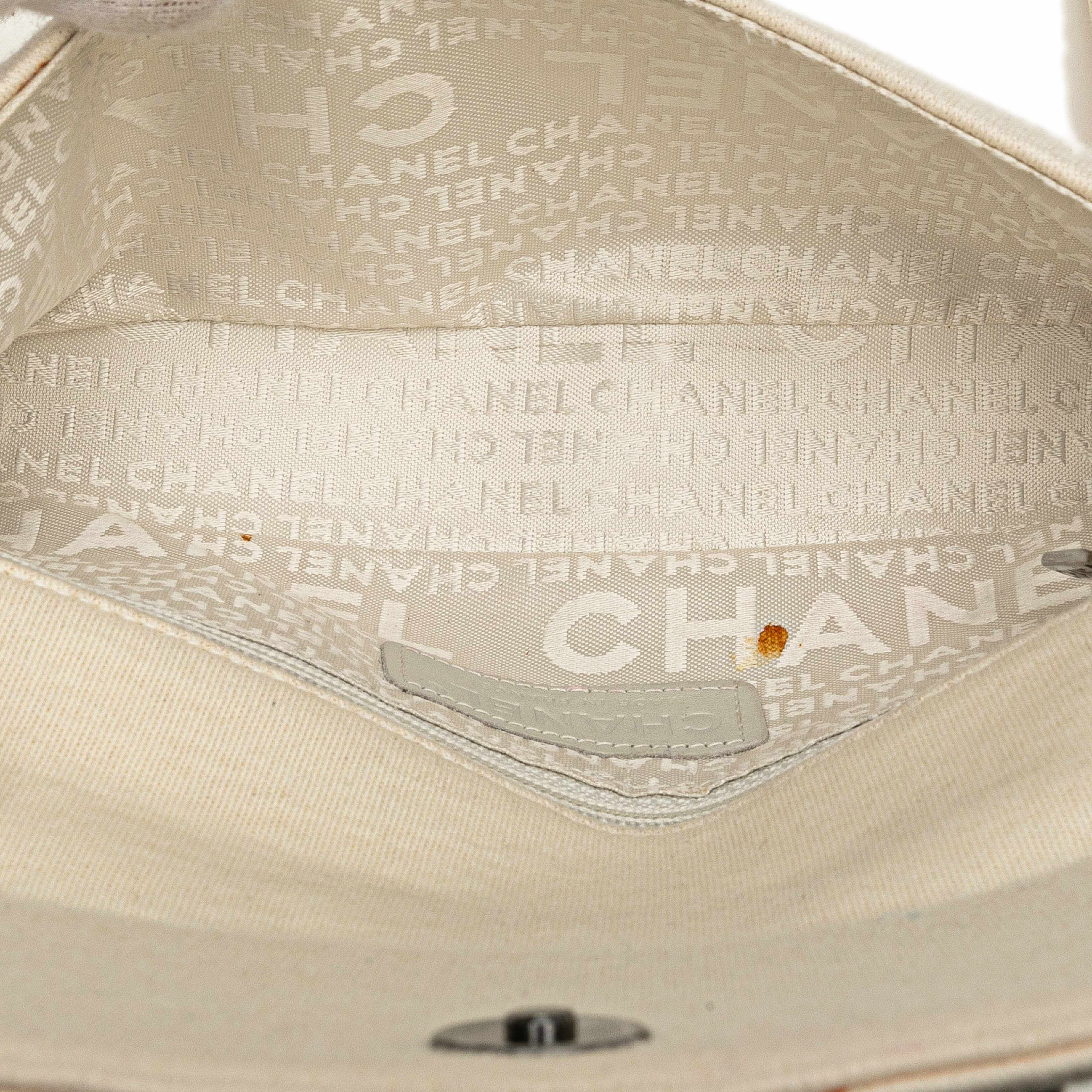 Chanel Cc Jersey Pyramid Stud Flap, från Luxclusif, i färgen ivory.
