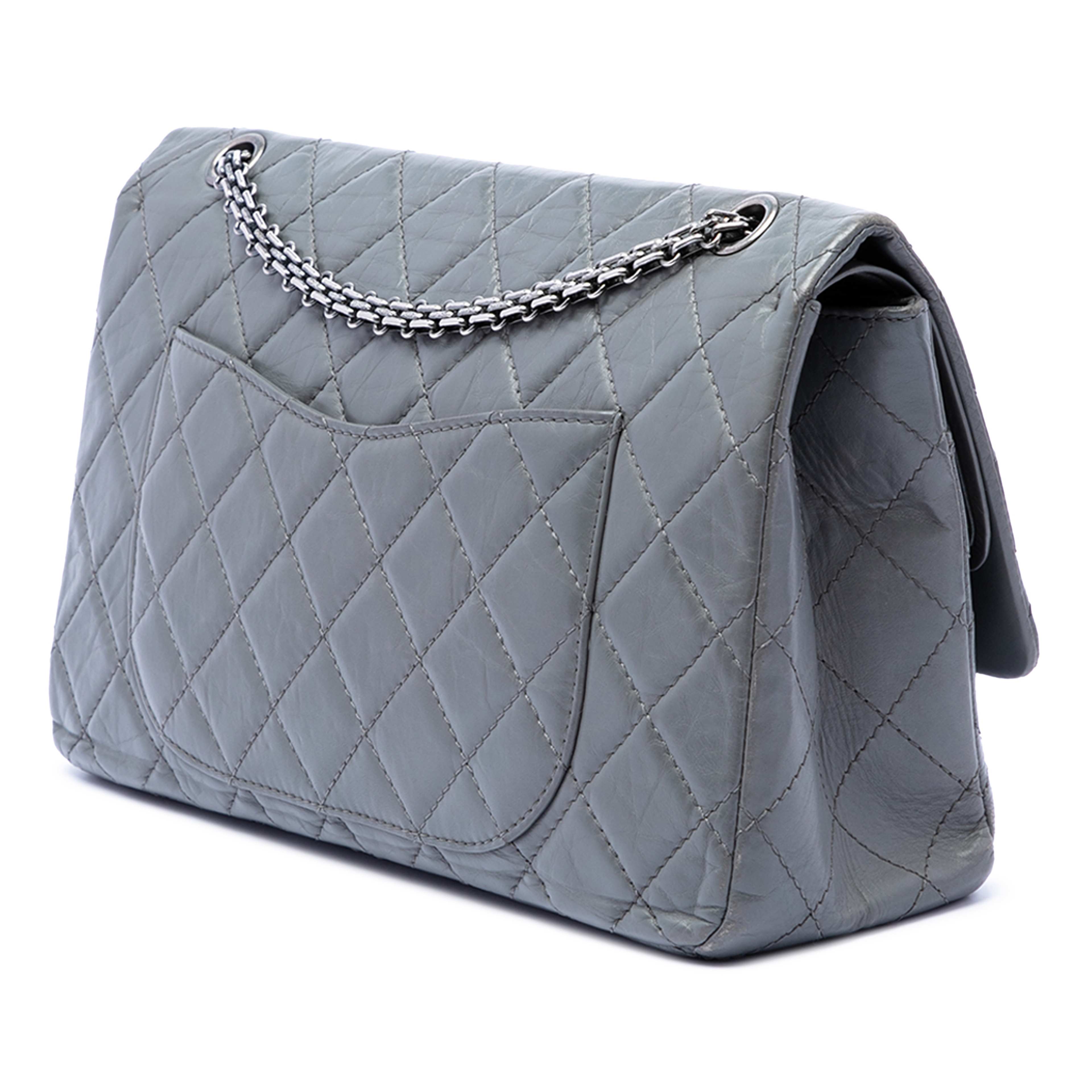 Chanel Quilted Aged Calfskin Reissue 2.55 Double Flap 227, från Luxclusif, i färgen grå. Klicka för att öppna bilden i stort format