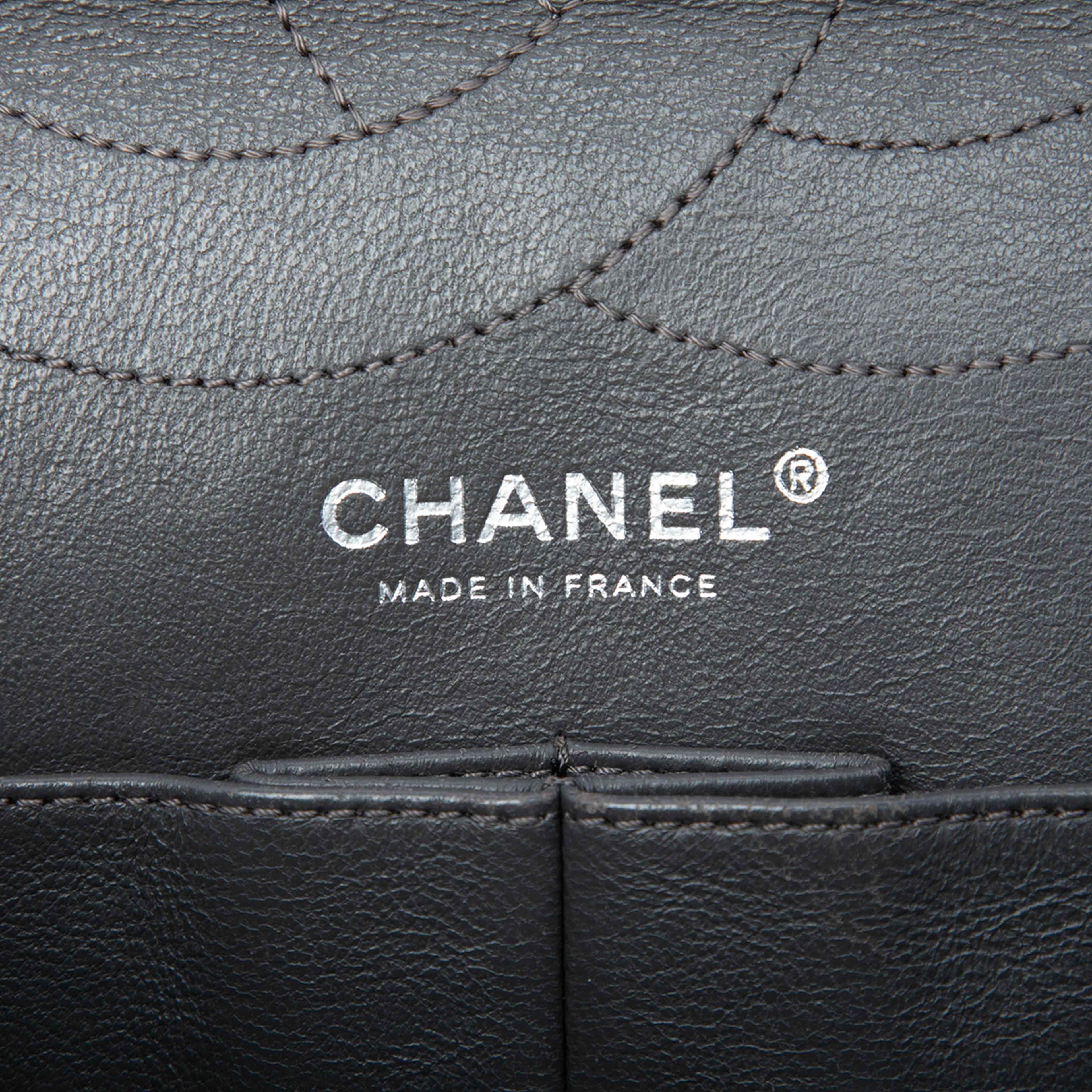 Chanel Quilted Aged Calfskin Reissue 2.55 Double Flap 227, från Luxclusif, i färgen grå. Klicka för att öppna bilden i stort format