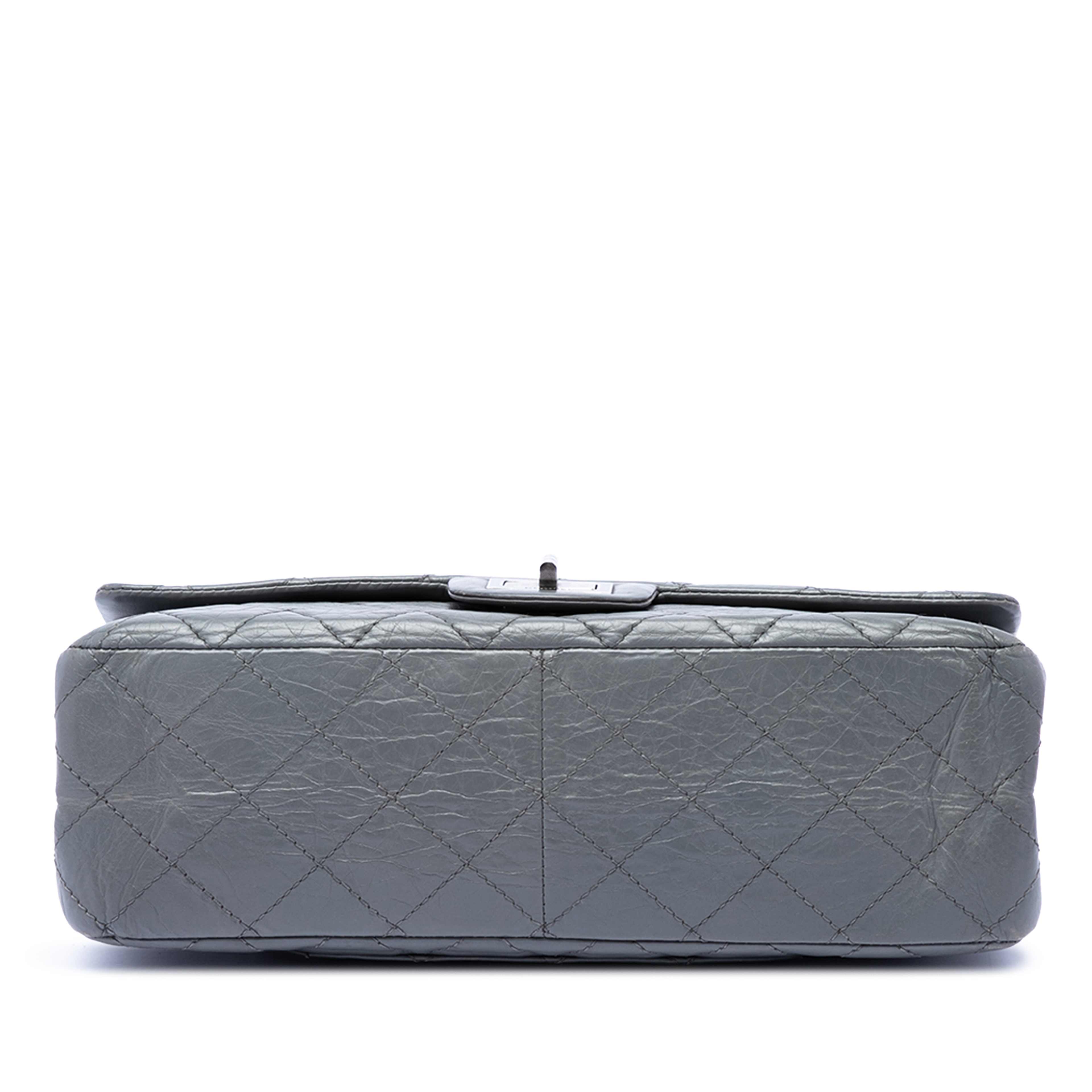 Chanel Quilted Aged Calfskin Reissue 2.55 Double Flap 227, från Luxclusif, i färgen grå. Klicka för att öppna bilden i stort format