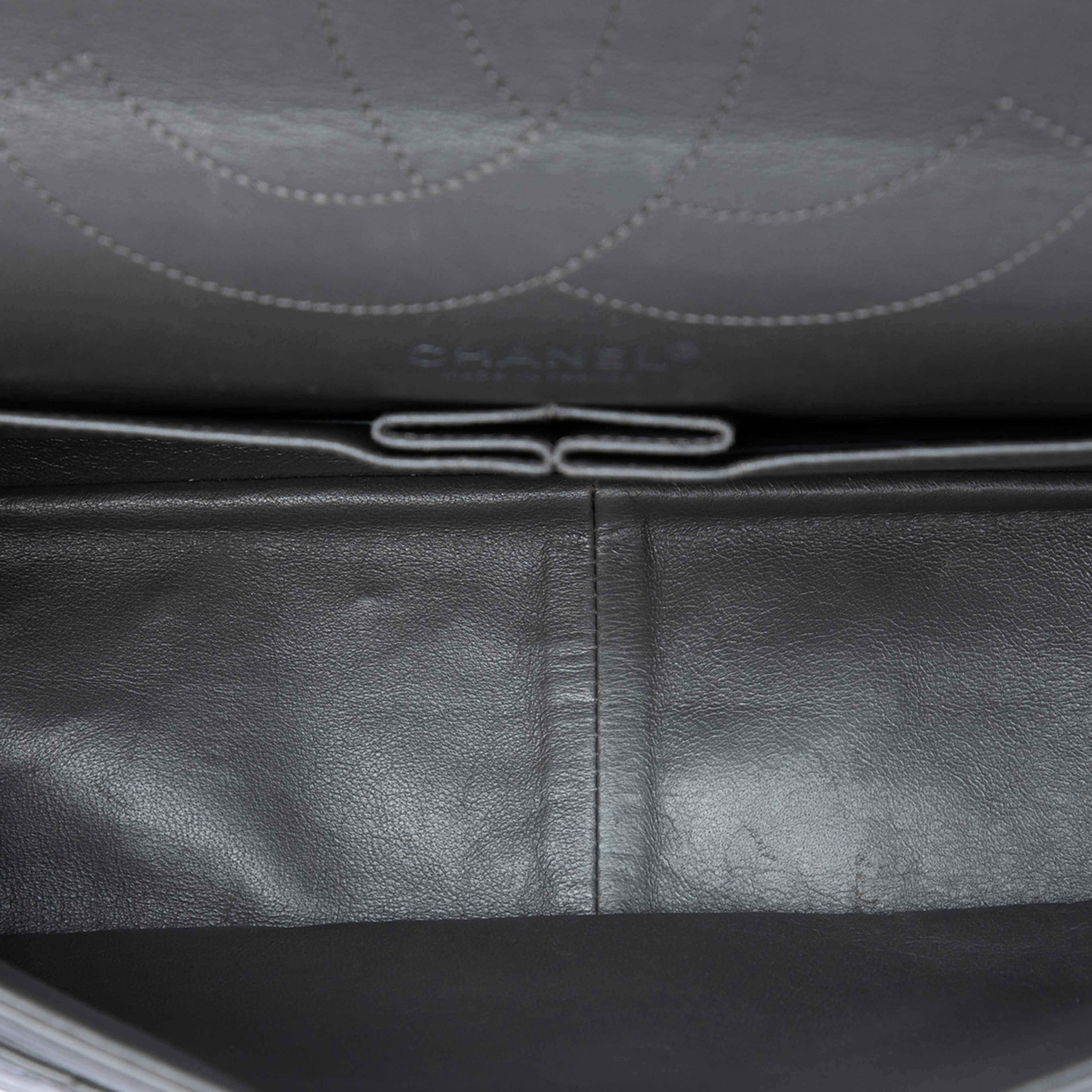 Chanel Quilted Aged Calfskin Reissue 2.55 Double Flap 227, från Luxclusif, i färgen grå. Klicka för att öppna bilden i stort format