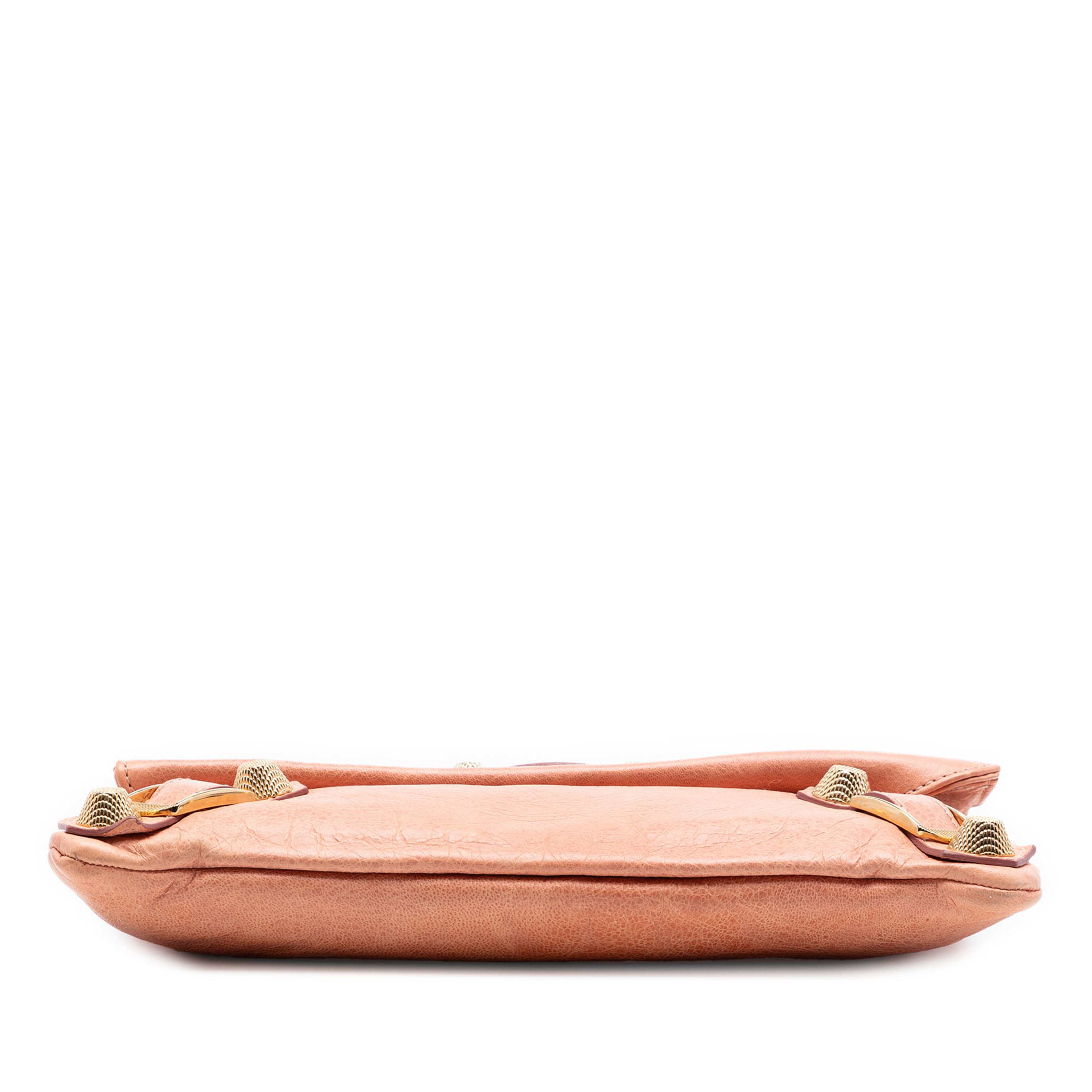 Balenciaga Lambskin Motocross Giant 21 Envelope Clutch, från Luxclusif, i färgen salmon. Klicka för att öppna bilden i stort format