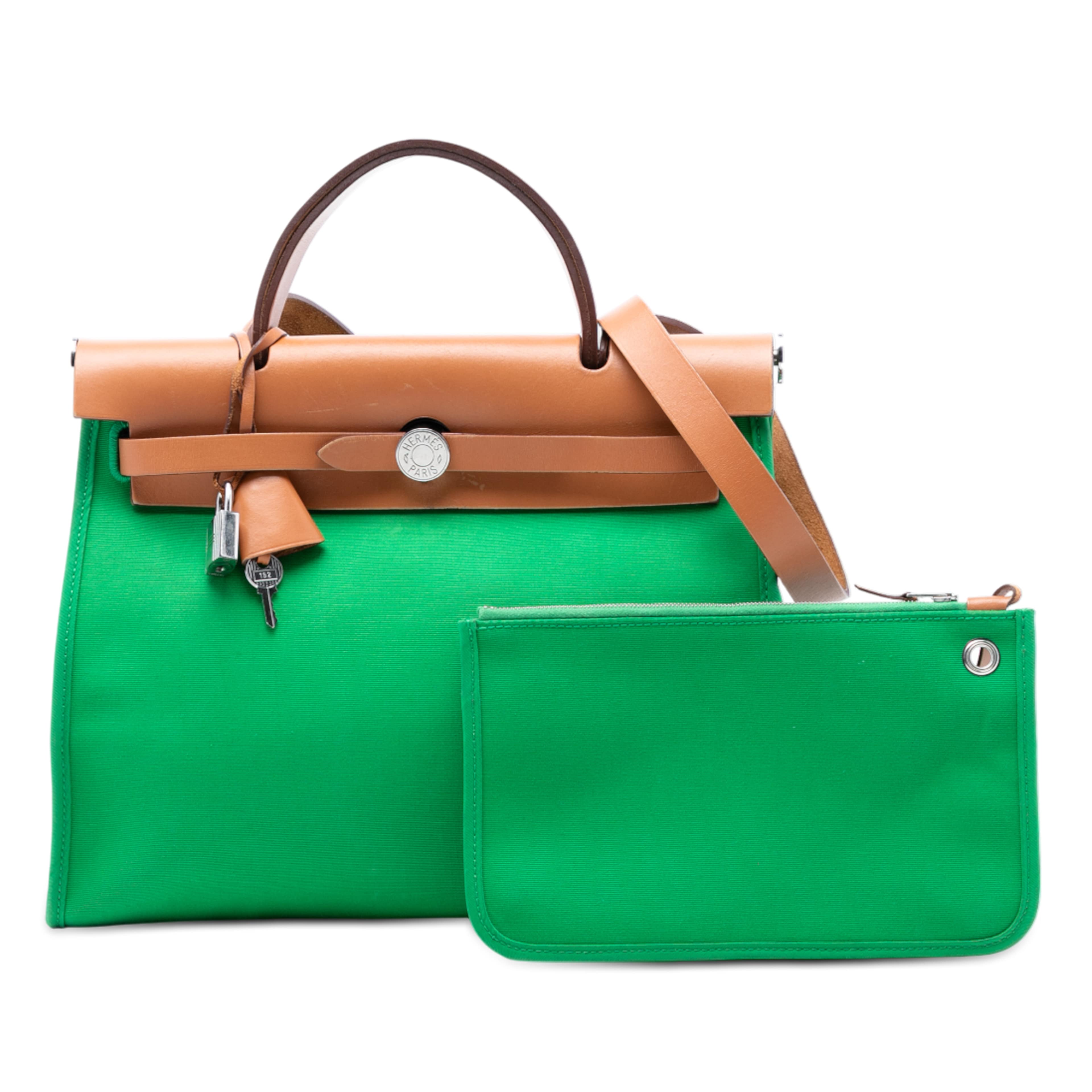 Hermès Toile Herbag Zip 31, från Luxclusif, i färgen grön. Klicka för att öppna bilden i stort format