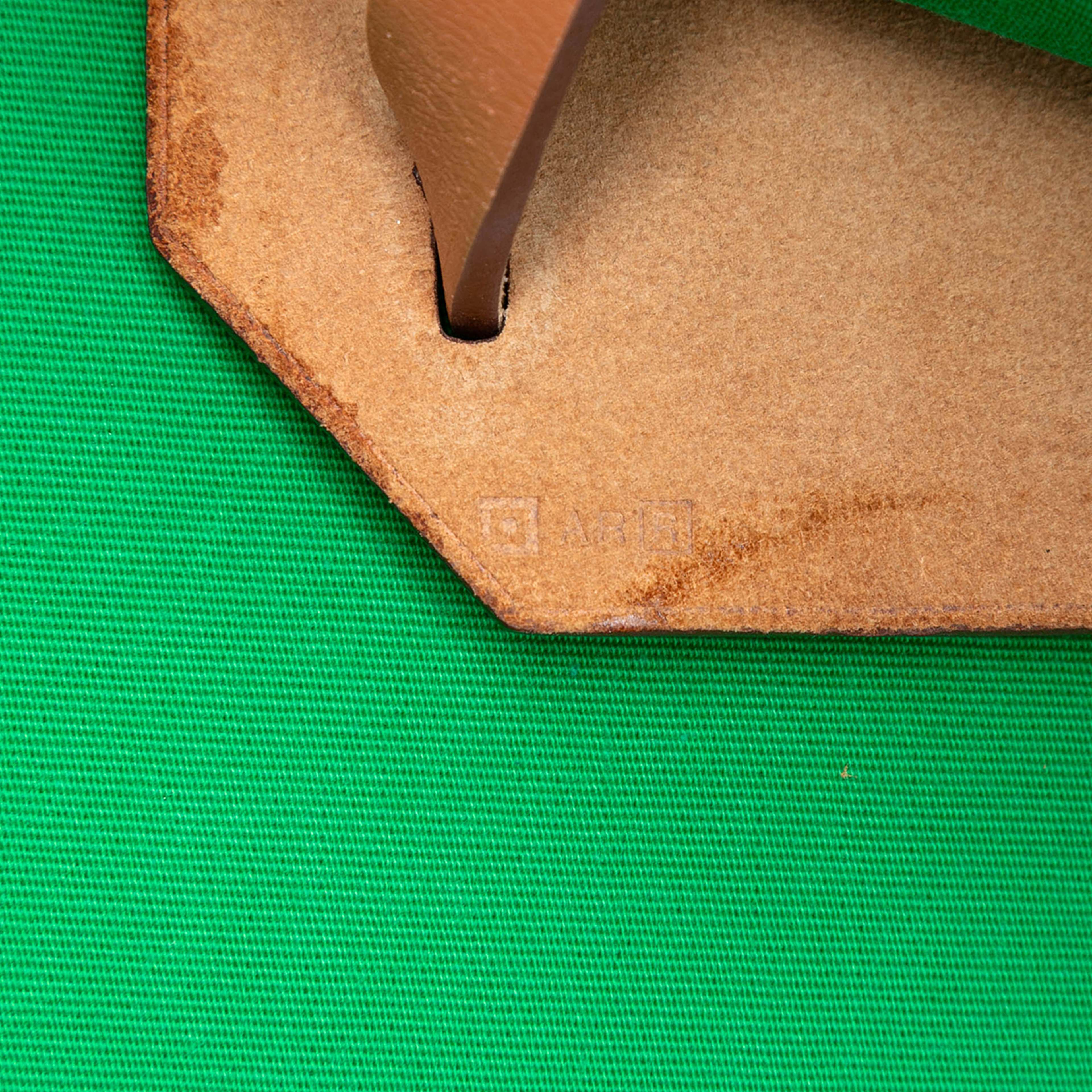 Hermès Toile Herbag Zip 31, från Luxclusif, i färgen lime. Klicka för att öppna bilden i stort format