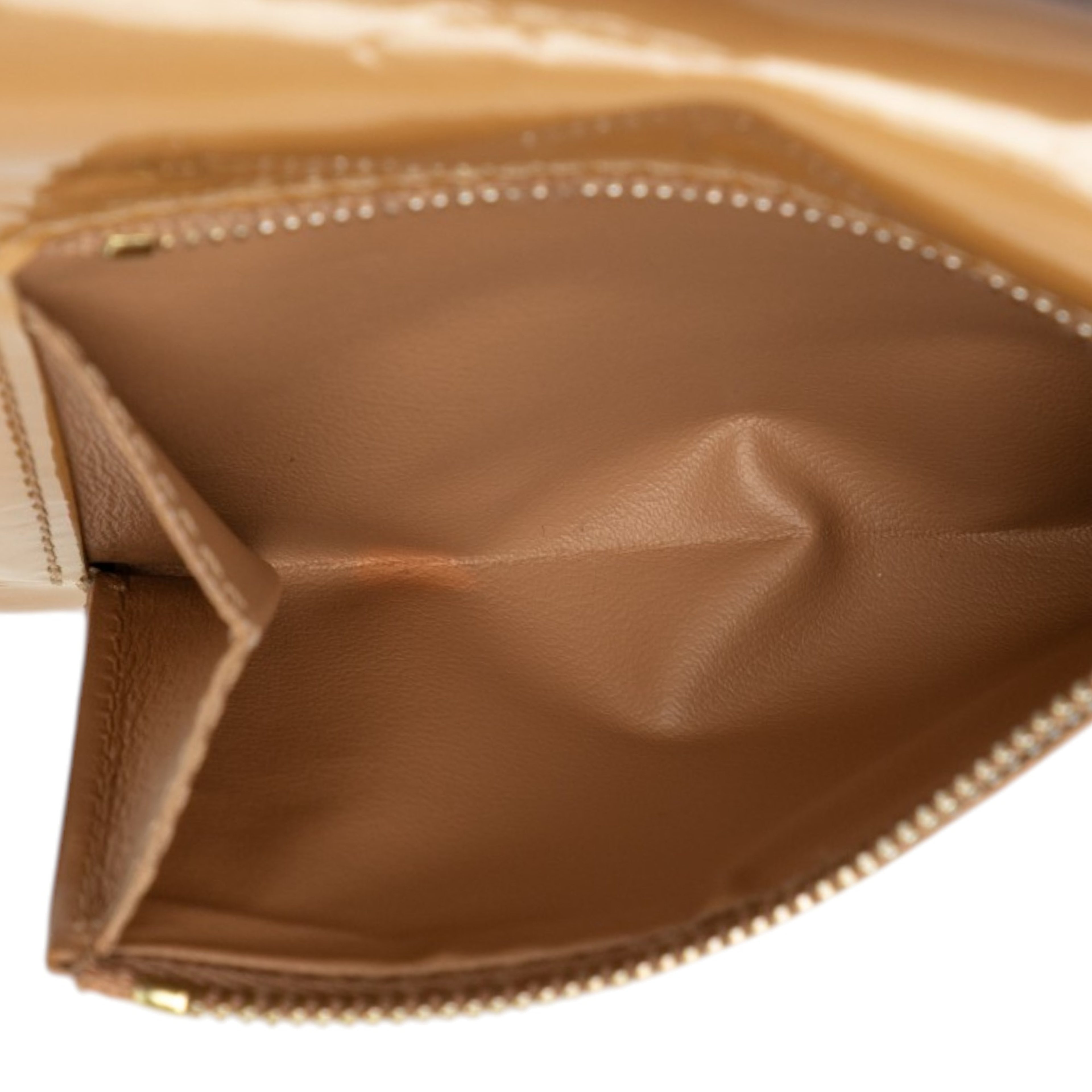 Louis Vuitton Monogram Vernis Koala Wallet, från Luxclusif, i färgen beige. Klicka för att öppna bilden i stort format