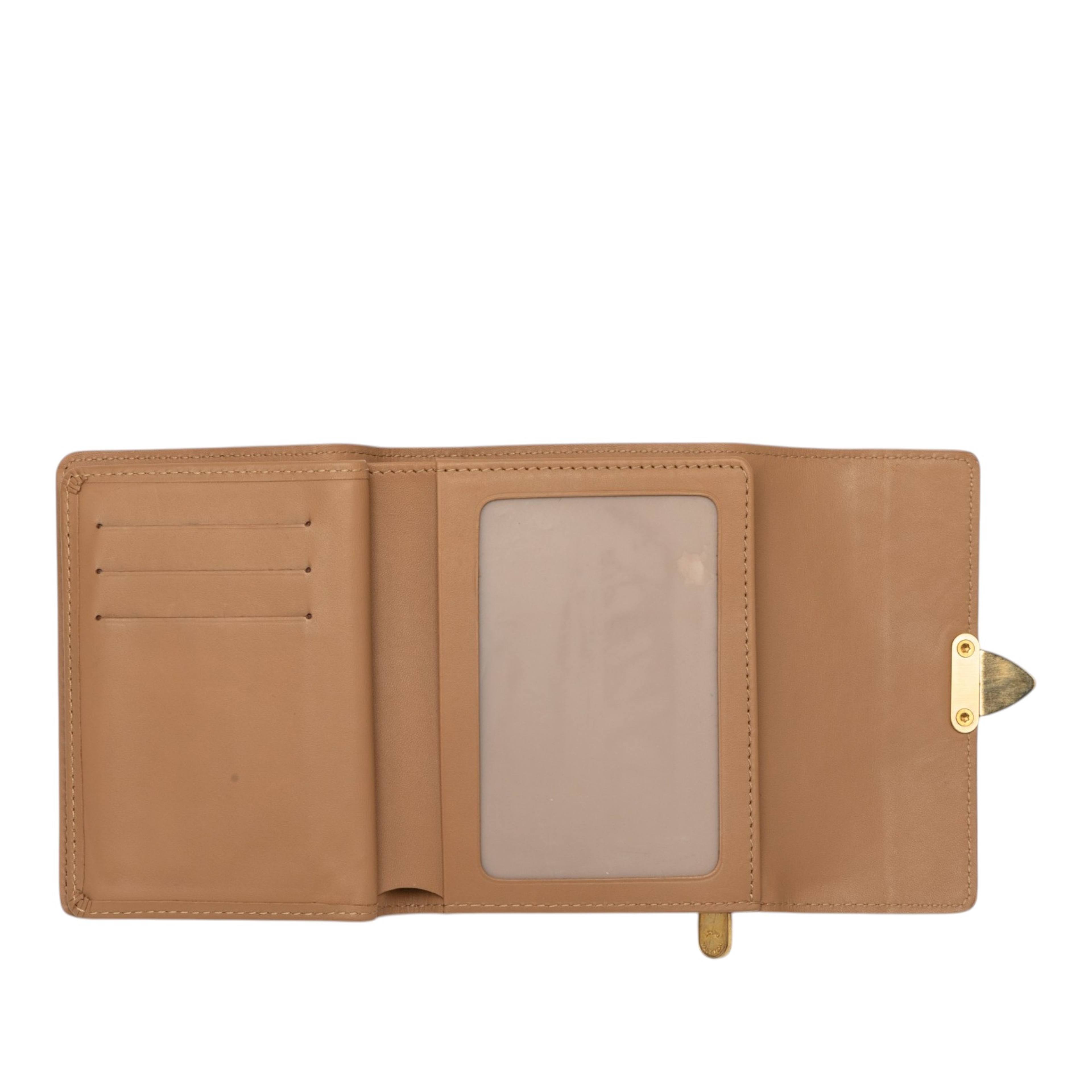 Louis Vuitton Monogram Vernis Koala Wallet, från Luxclusif, i färgen beige. Klicka för att öppna bilden i stort format