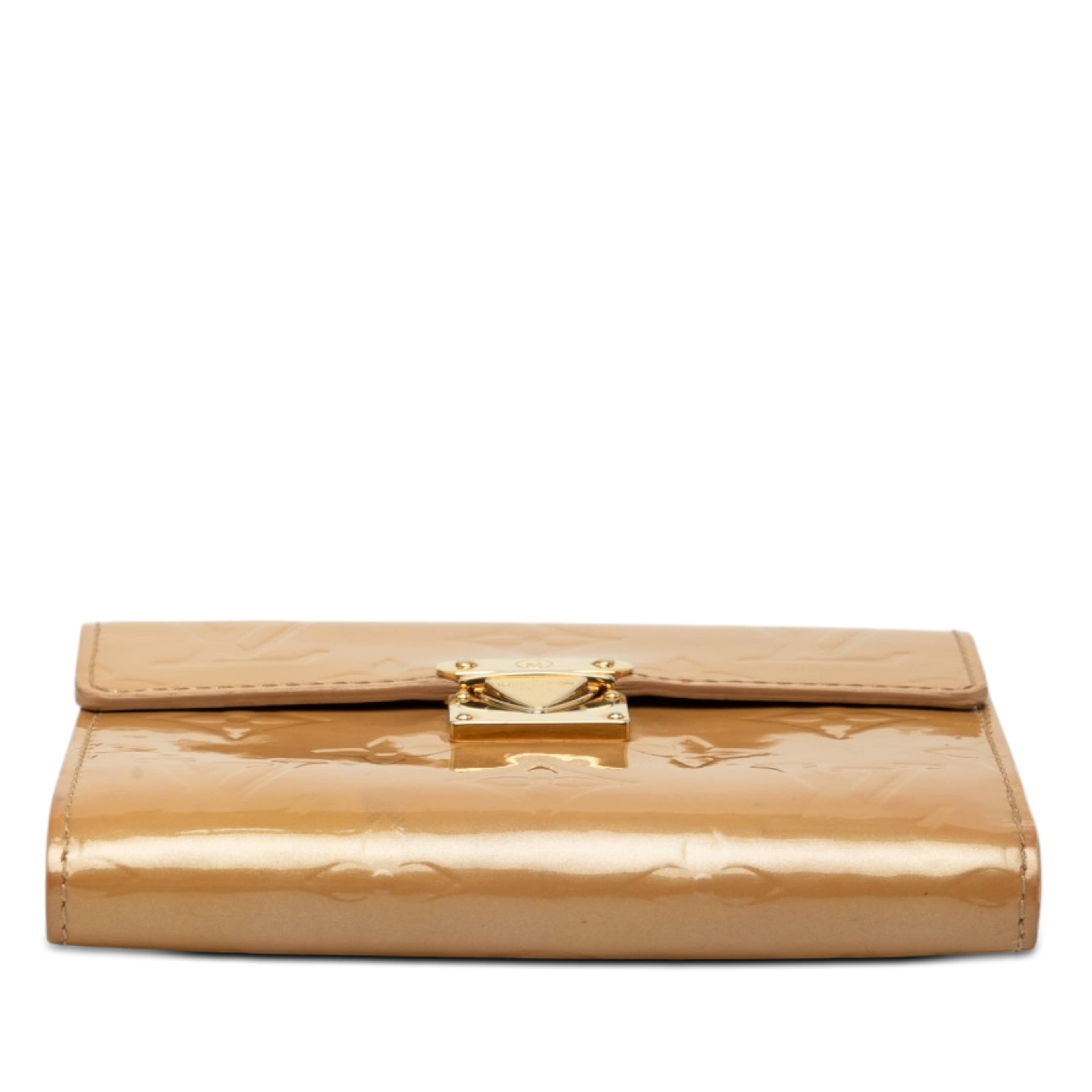 Louis Vuitton Monogram Vernis Koala Wallet, från Luxclusif, i färgen beige. Klicka för att öppna bilden i stort format