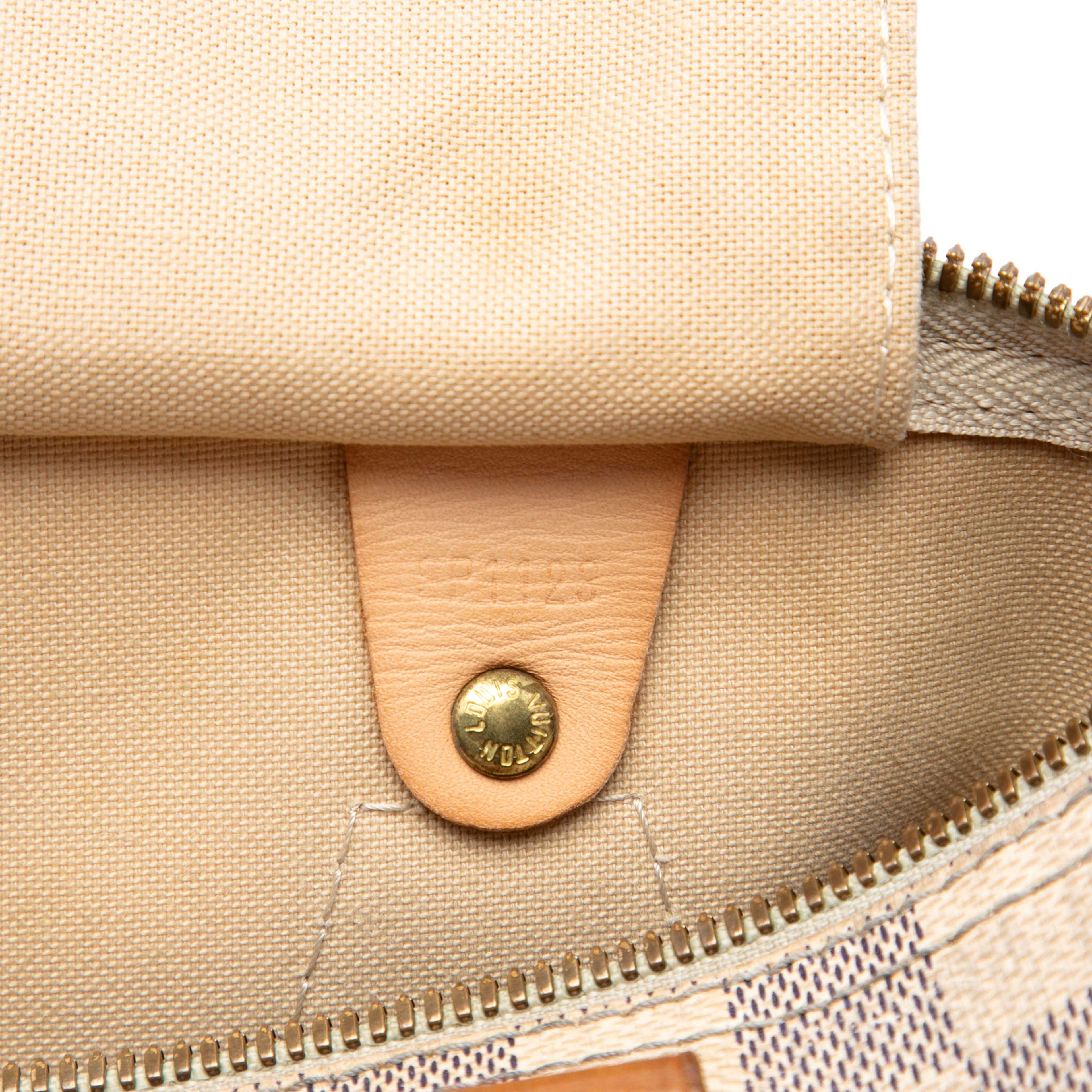 Louis Vuitton Damier Azur Speedy Bandouliere 30, från Luxclusif, i färgen vit. Klicka för att öppna bilden i stort format