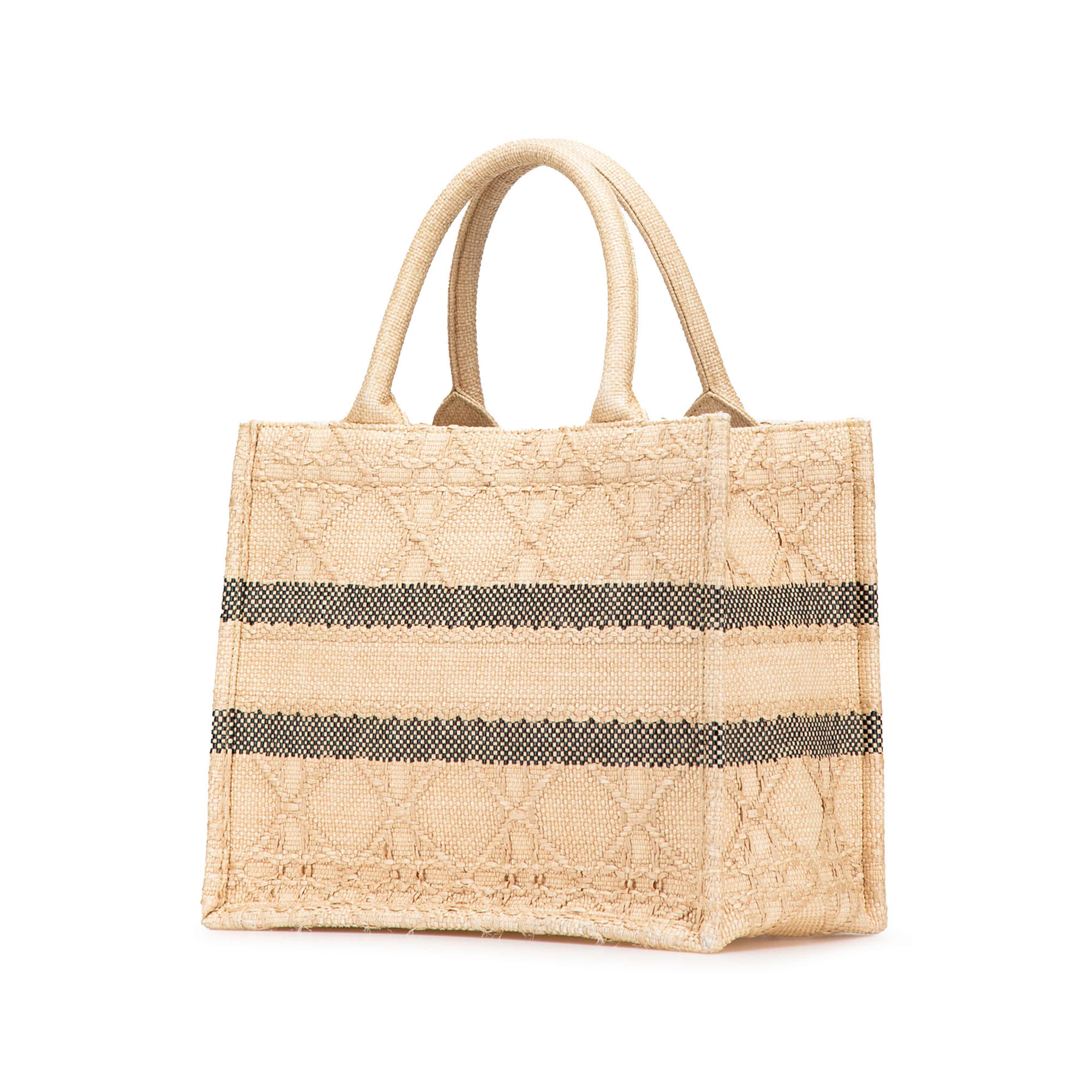 Dior Small Raffia Cannage Book Tote, från Luxclusif, i färgen beige. Klicka för att öppna bilden i stort format