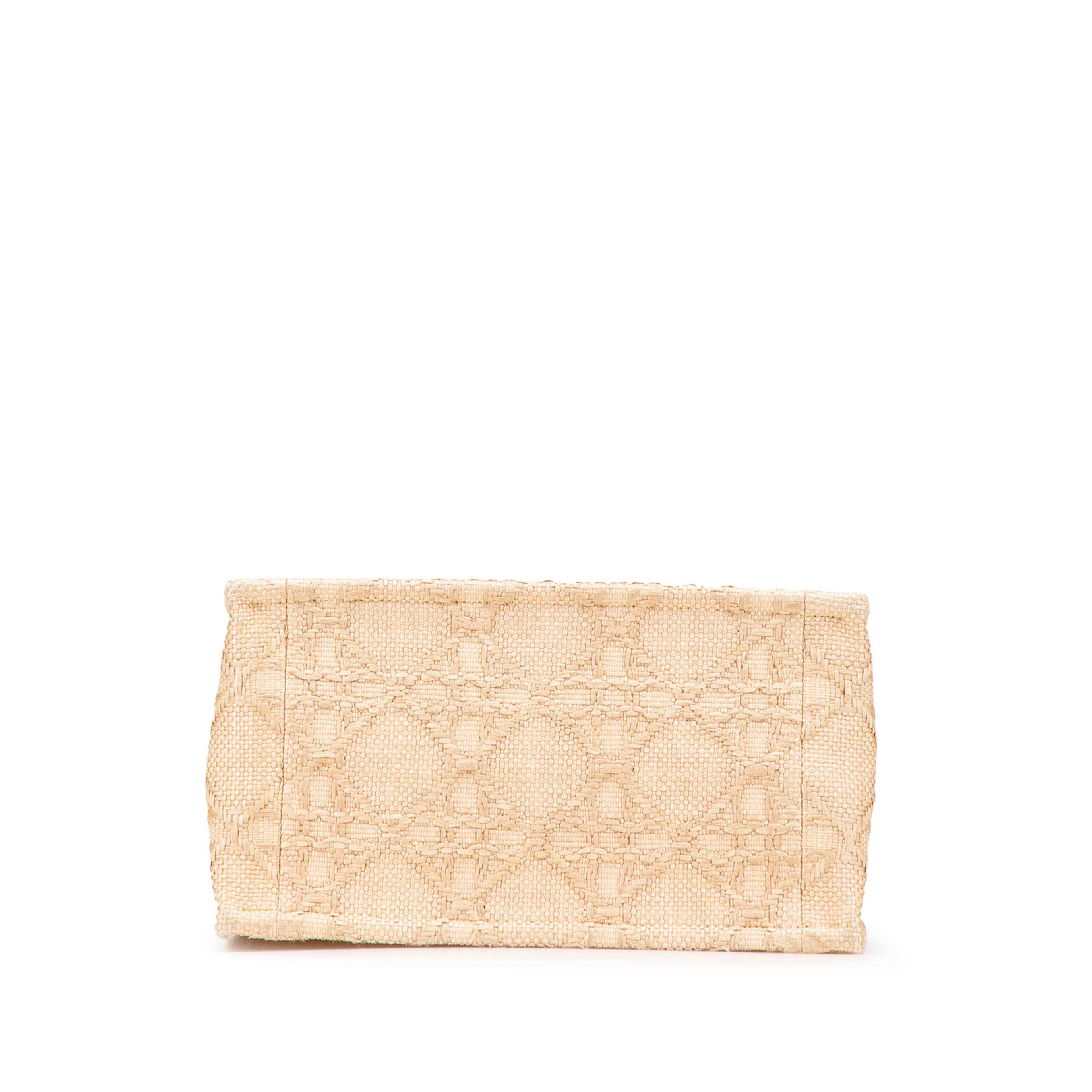 Dior Small Raffia Cannage Book Tote, från Luxclusif, i färgen beige. Klicka för att öppna bilden i stort format