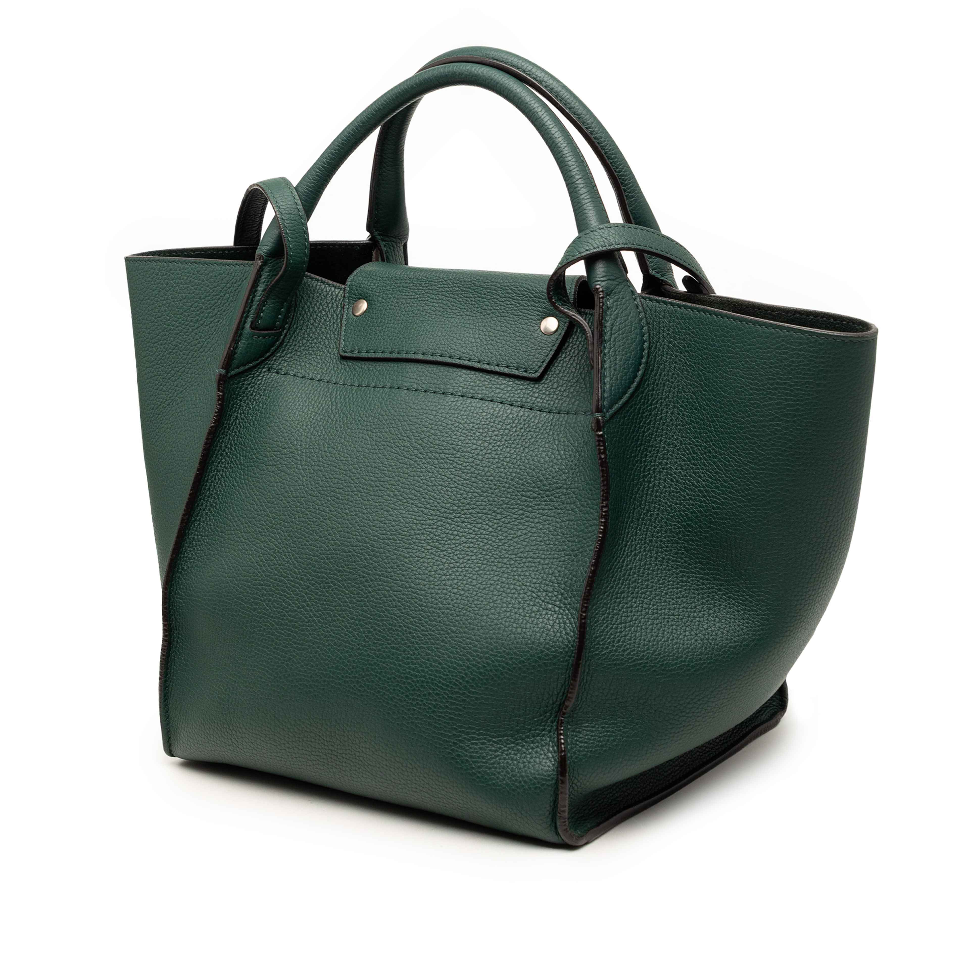 Celine Small Grained Calfskin Big Bag, från Luxclusif, i färgen grön. Klicka för att öppna bilden i stort format