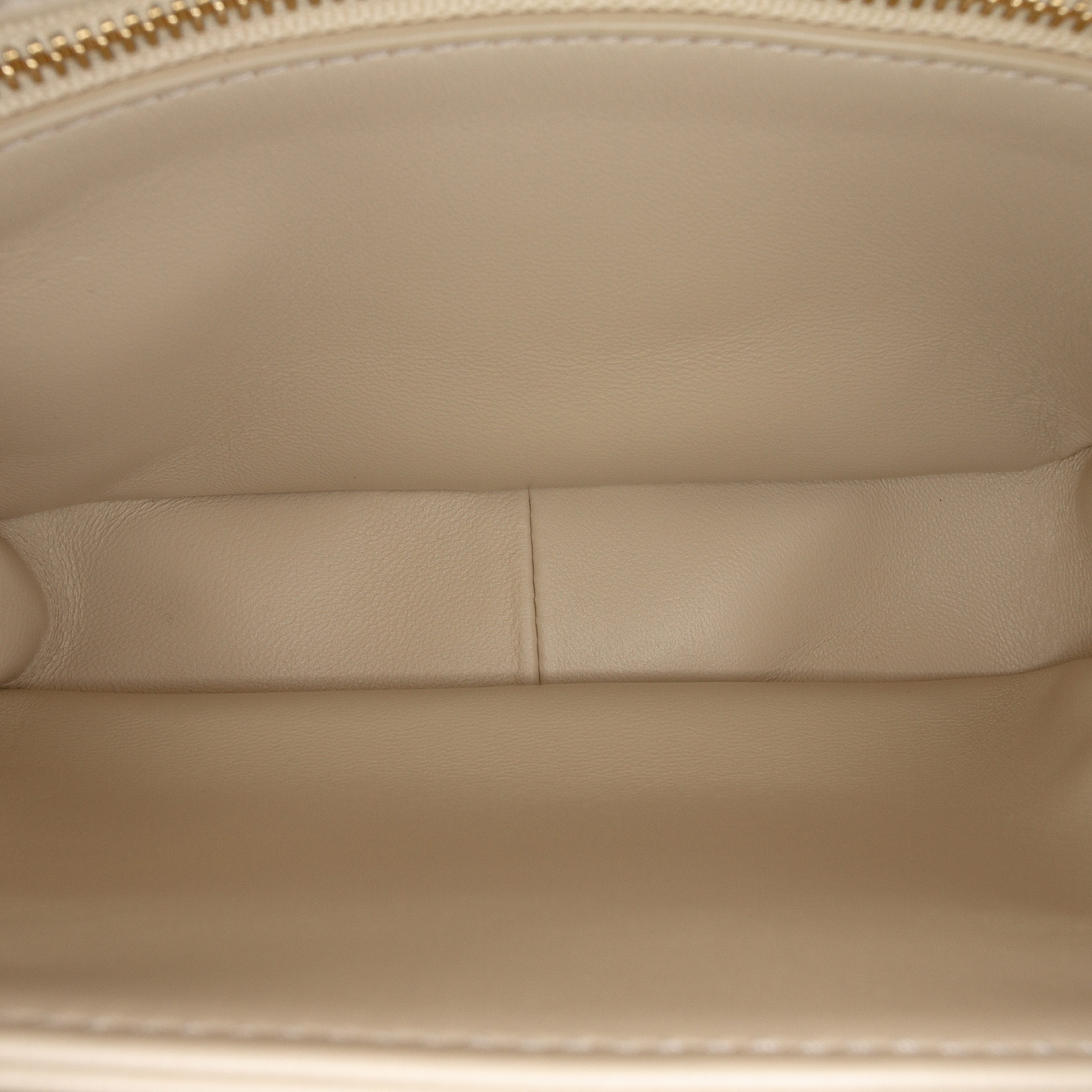 Celine Teen Shiny Calfskin Triomphe Crossbody, från Luxclusif, i färgen brun. Klicka för att öppna bilden i stort format