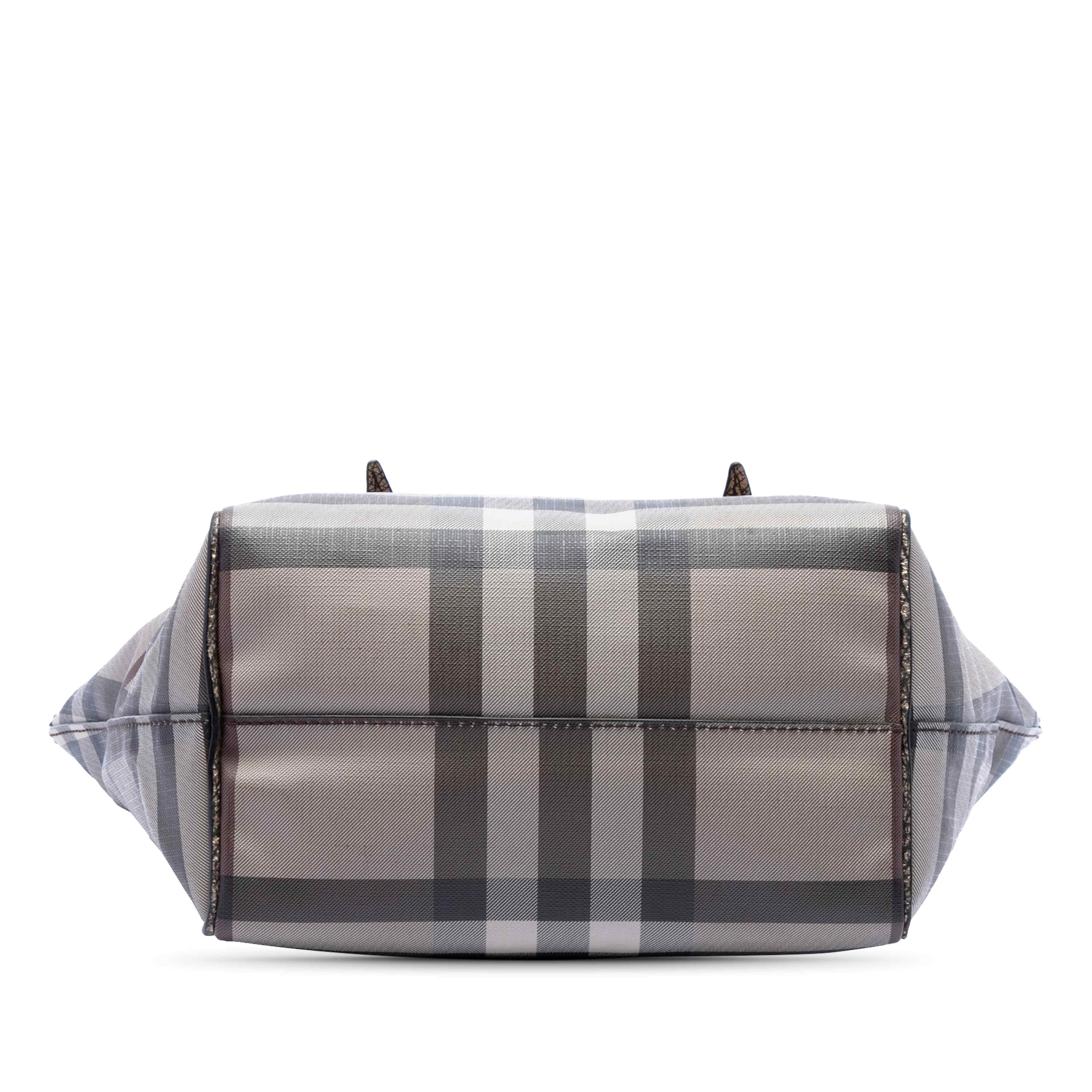 Burberry Small Smoke Check Coated Canvas Salisbury Tote, från Luxclusif, i färgen beige. Klicka för att öppna bilden i stort format