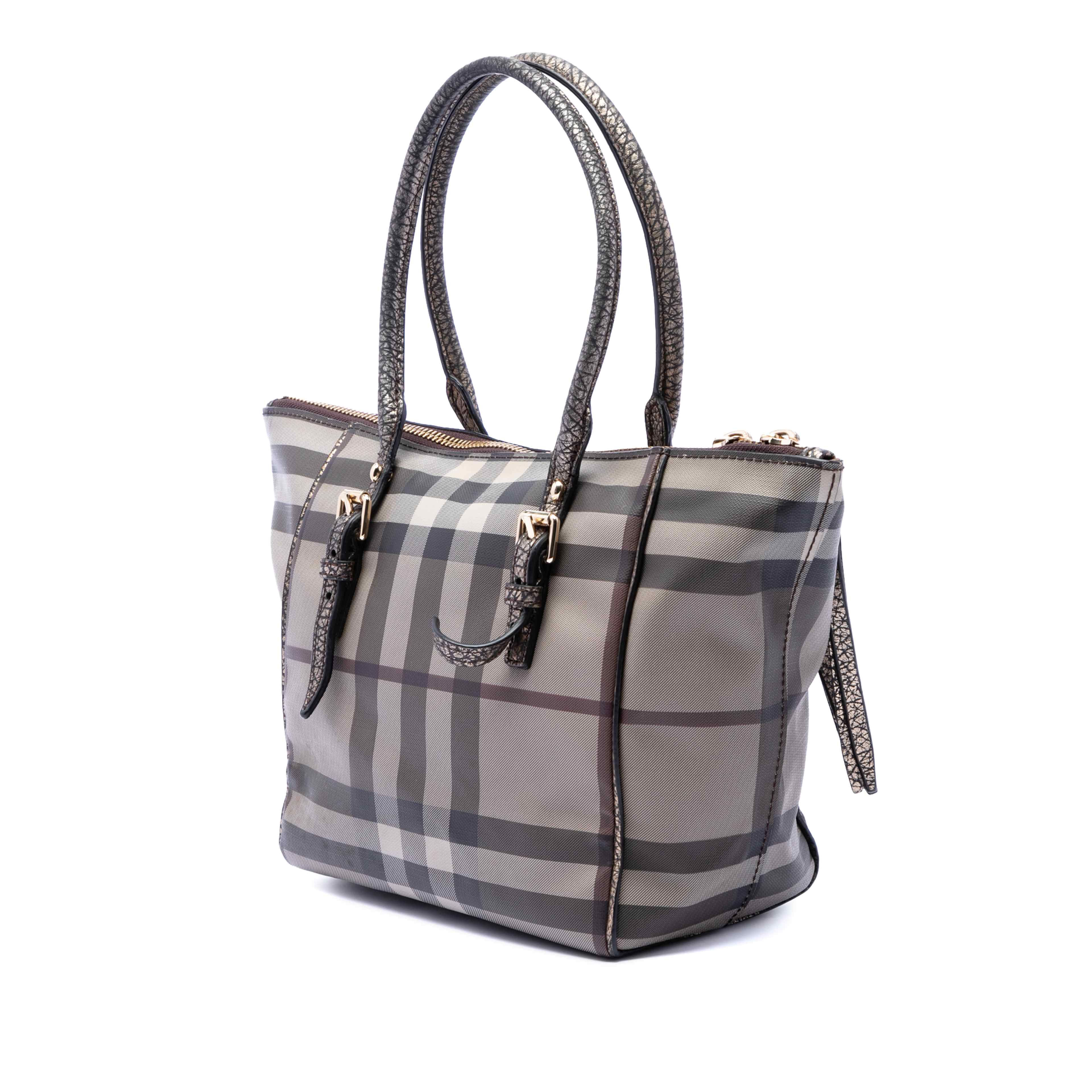 Burberry Small Smoke Check Coated Canvas Salisbury Tote, från Luxclusif, i färgen beige. Klicka för att öppna bilden i stort format