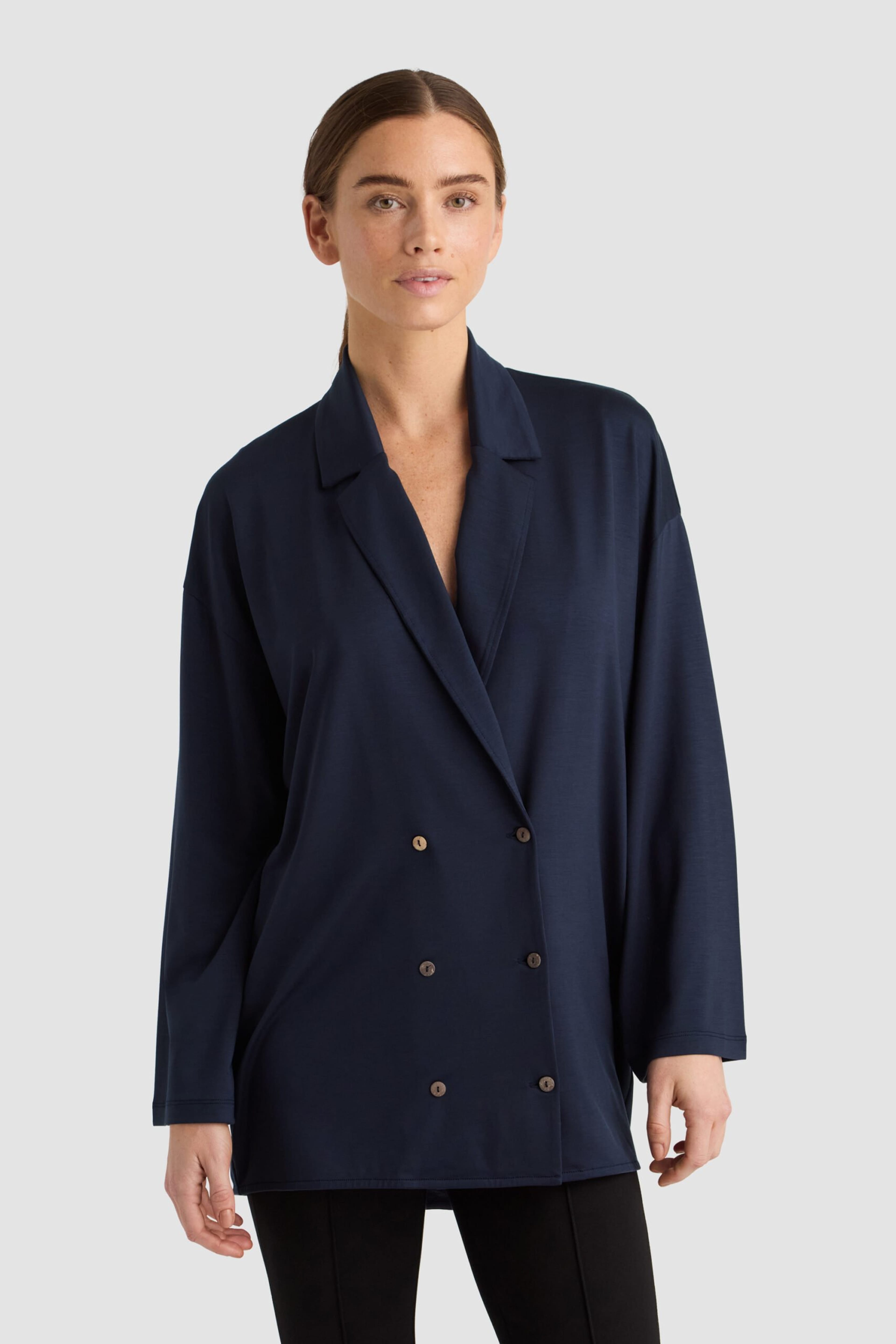Huberta Blouse - Midnight, från Residus, i färgen blue. Klicka för att öppna bilden i stort format