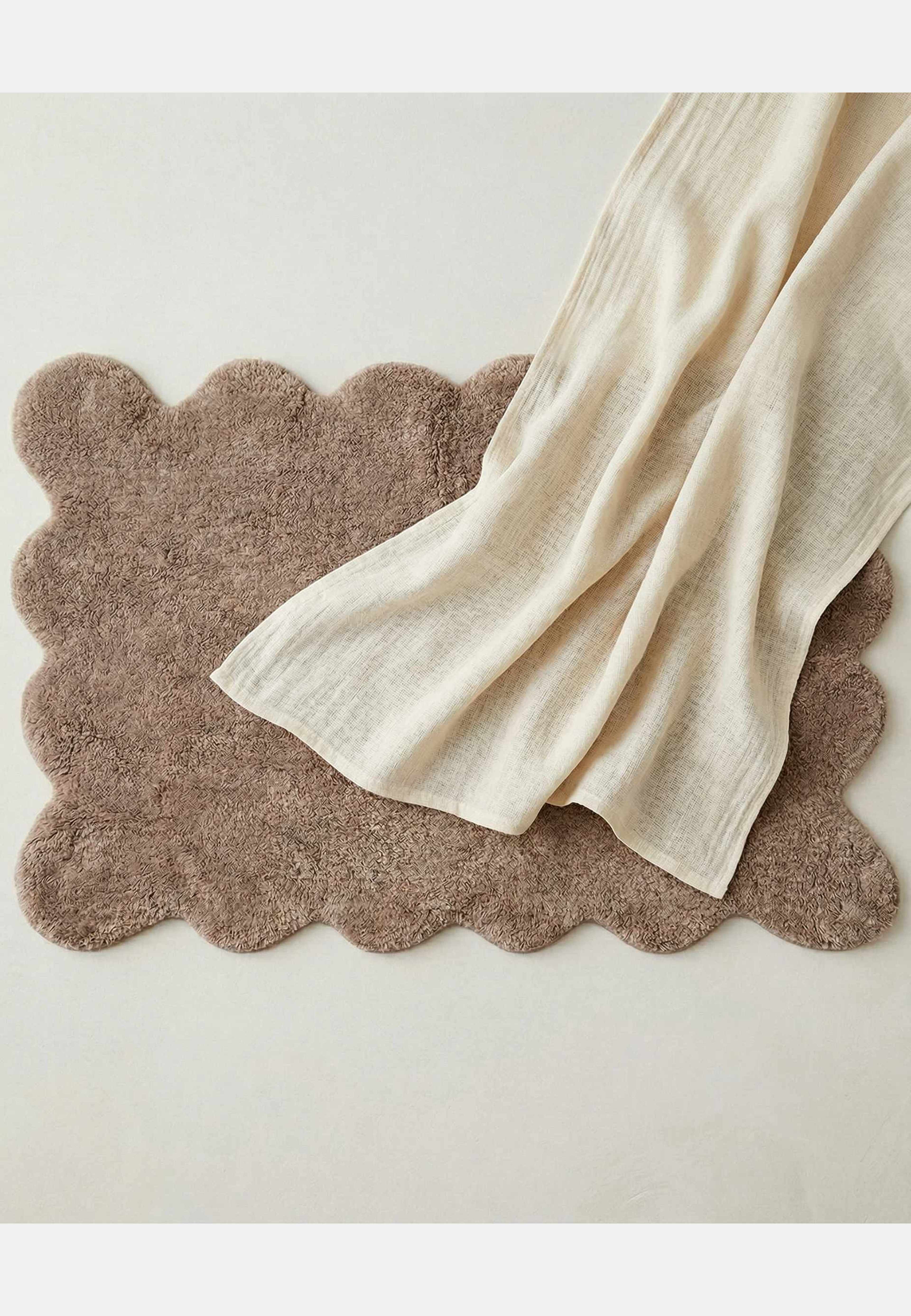 Badrumsmatta Clam, från Classic Collection, i färgen beige. Klicka för att öppna bilden i stort format