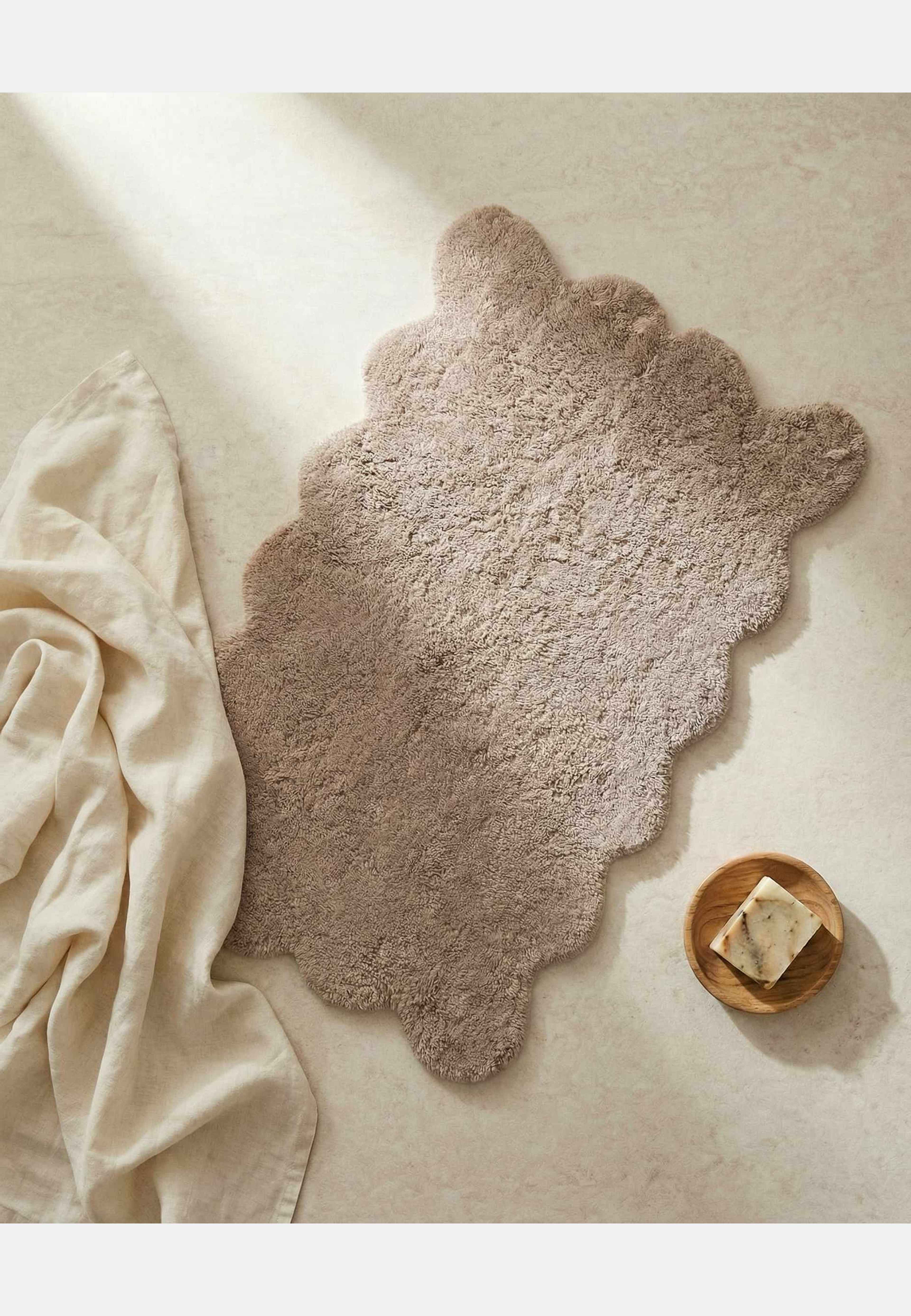 Badrumsmatta Clam, från Classic Collection, i färgen beige. Klicka för att öppna bilden i stort format