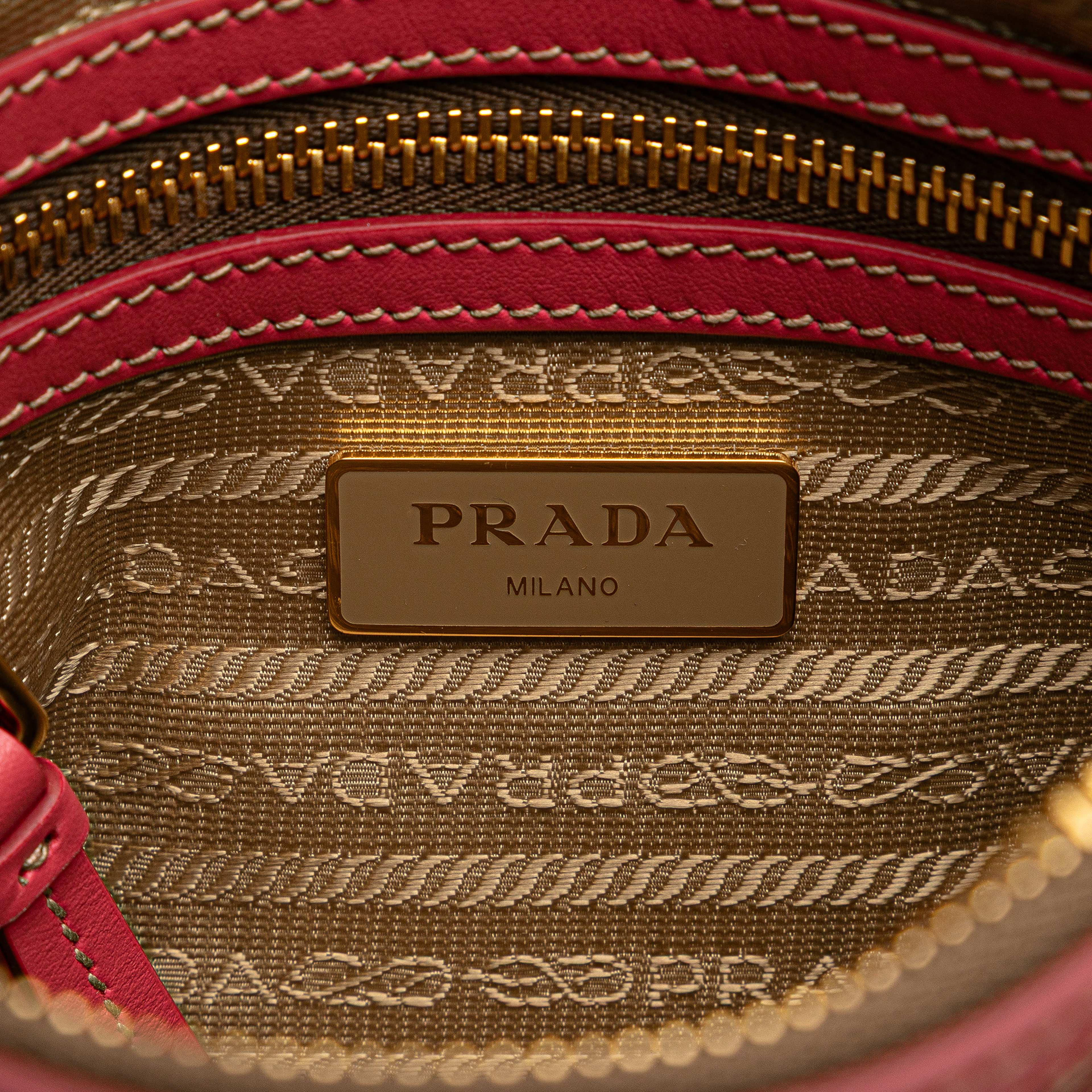 Prada Canvas Canapa Logo Bow Crossbody, från Luxclusif, i färgen beige. Klicka för att öppna bilden i stort format