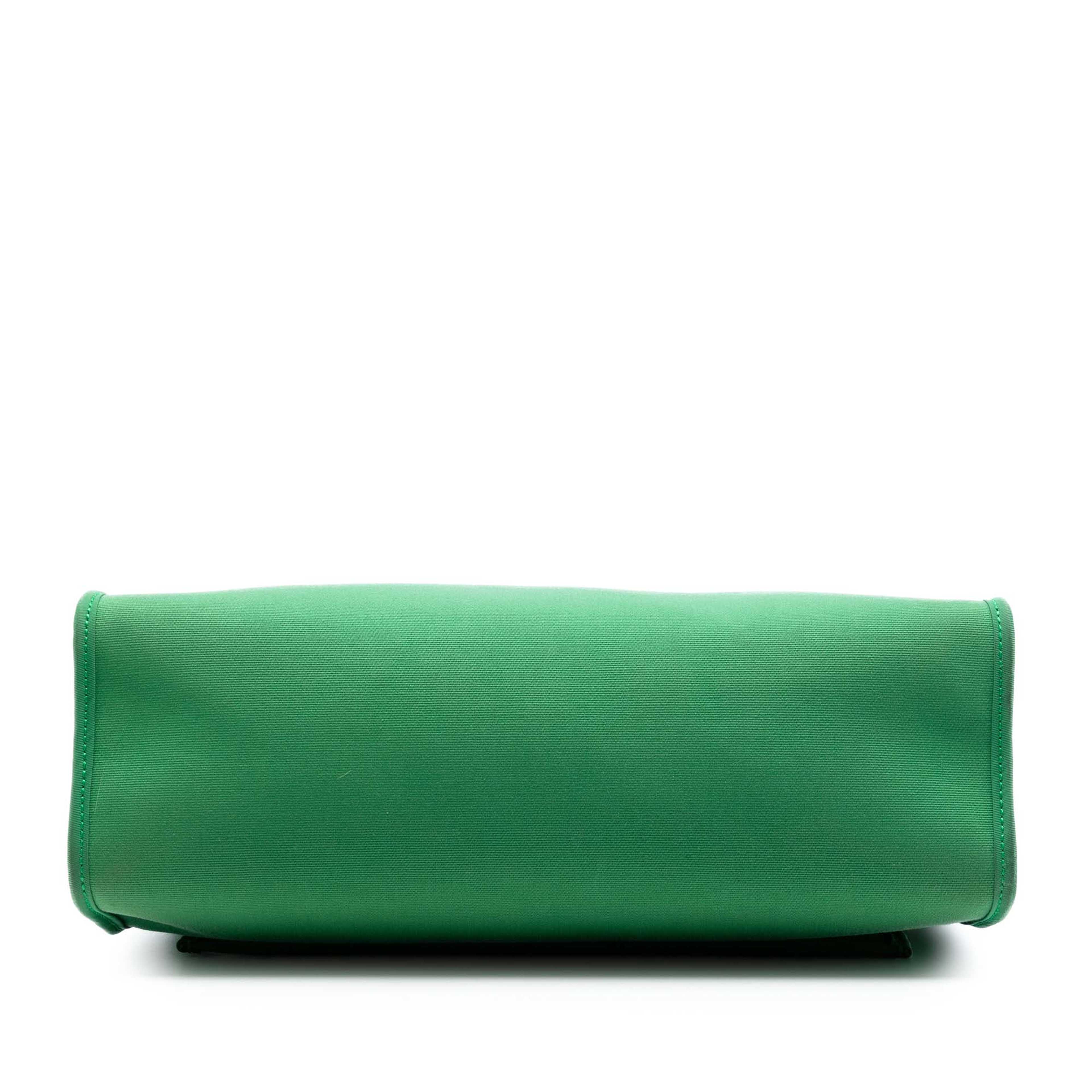 Hermès Toile Herbag Zip 31, från Luxclusif, i färgen green. Klicka för att öppna bilden i stort format