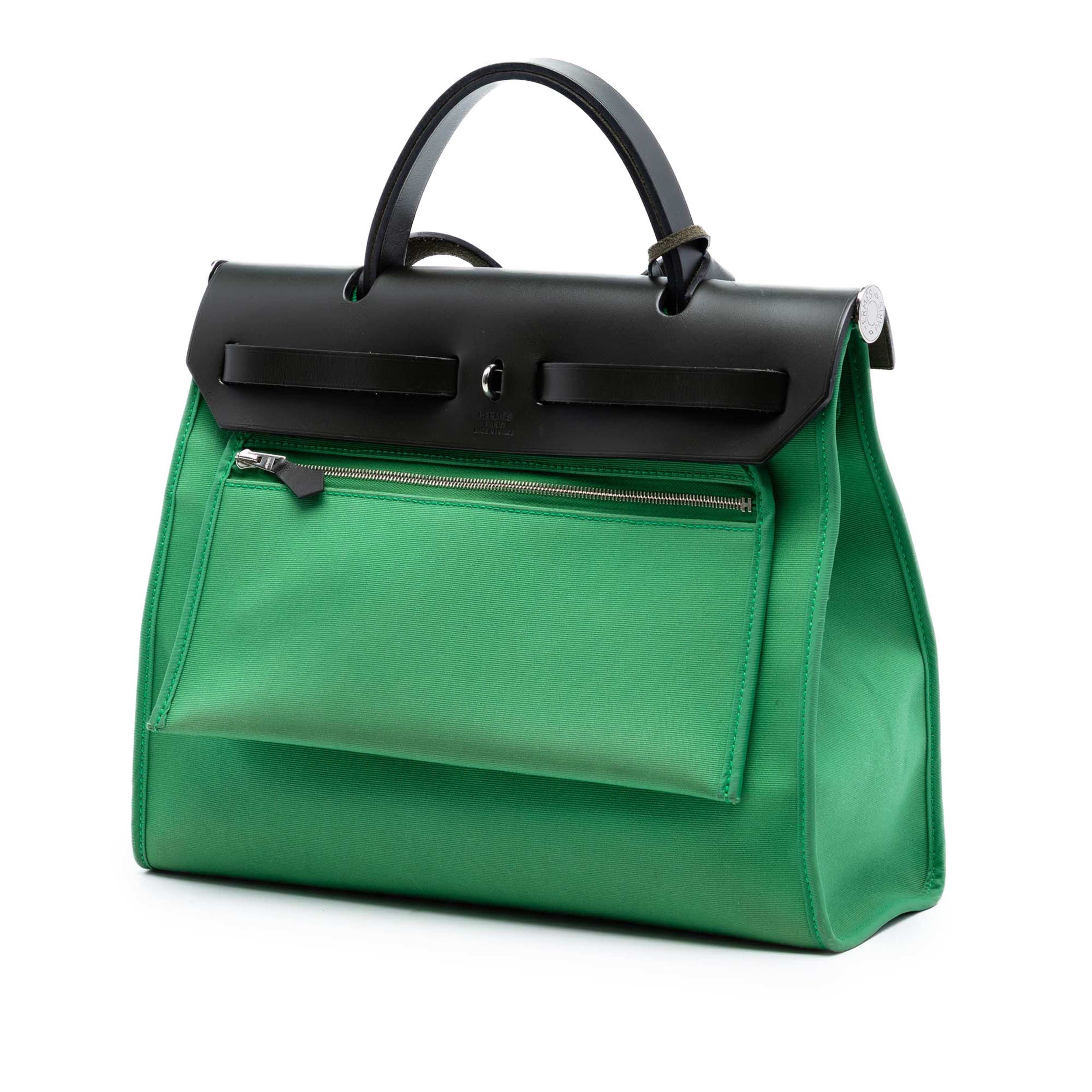 Hermès Toile Herbag Zip 31, från Luxclusif, i färgen green. Klicka för att öppna bilden i stort format
