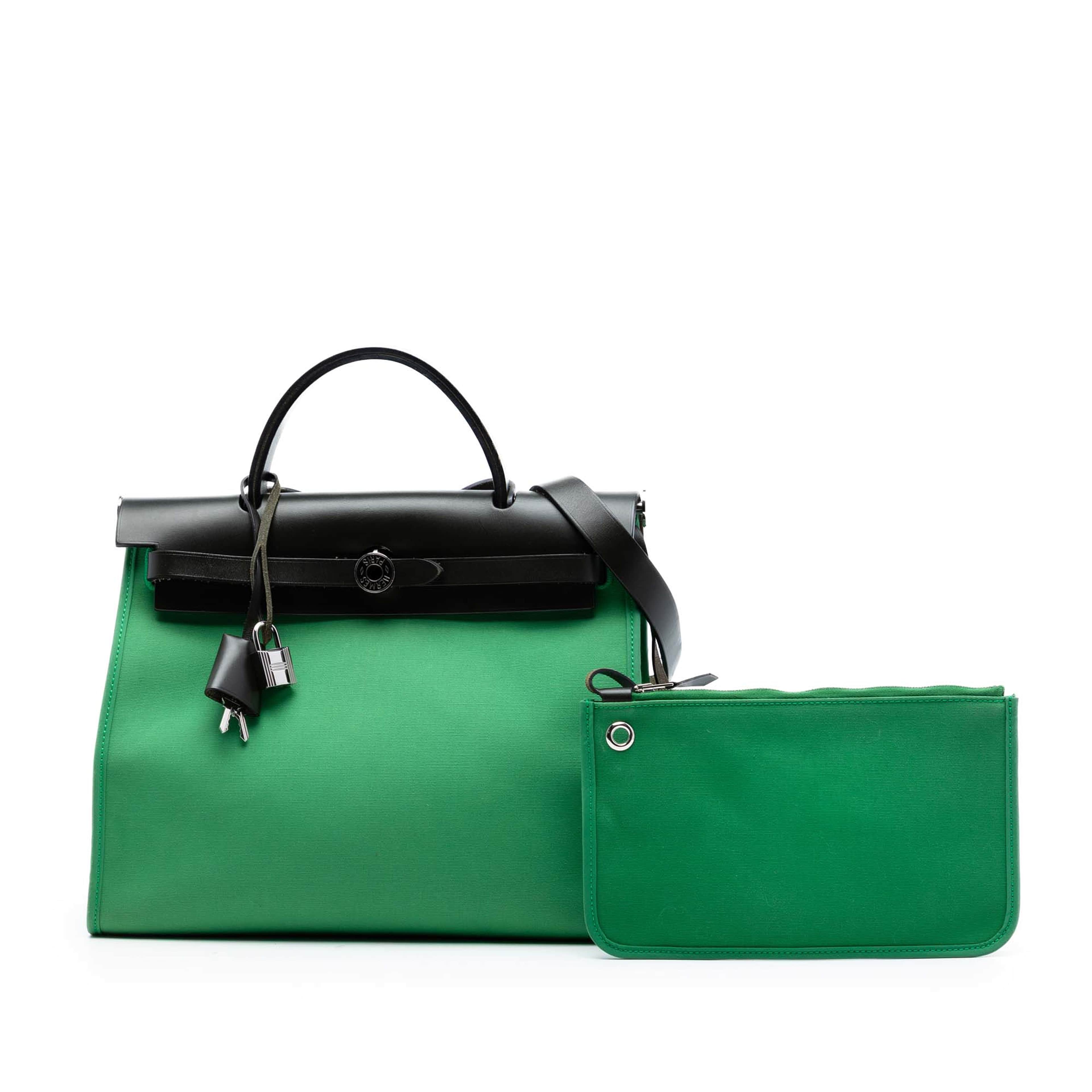 Hermès Toile Herbag Zip 31, från Luxclusif, i färgen grön. Klicka för att öppna bilden i stort format