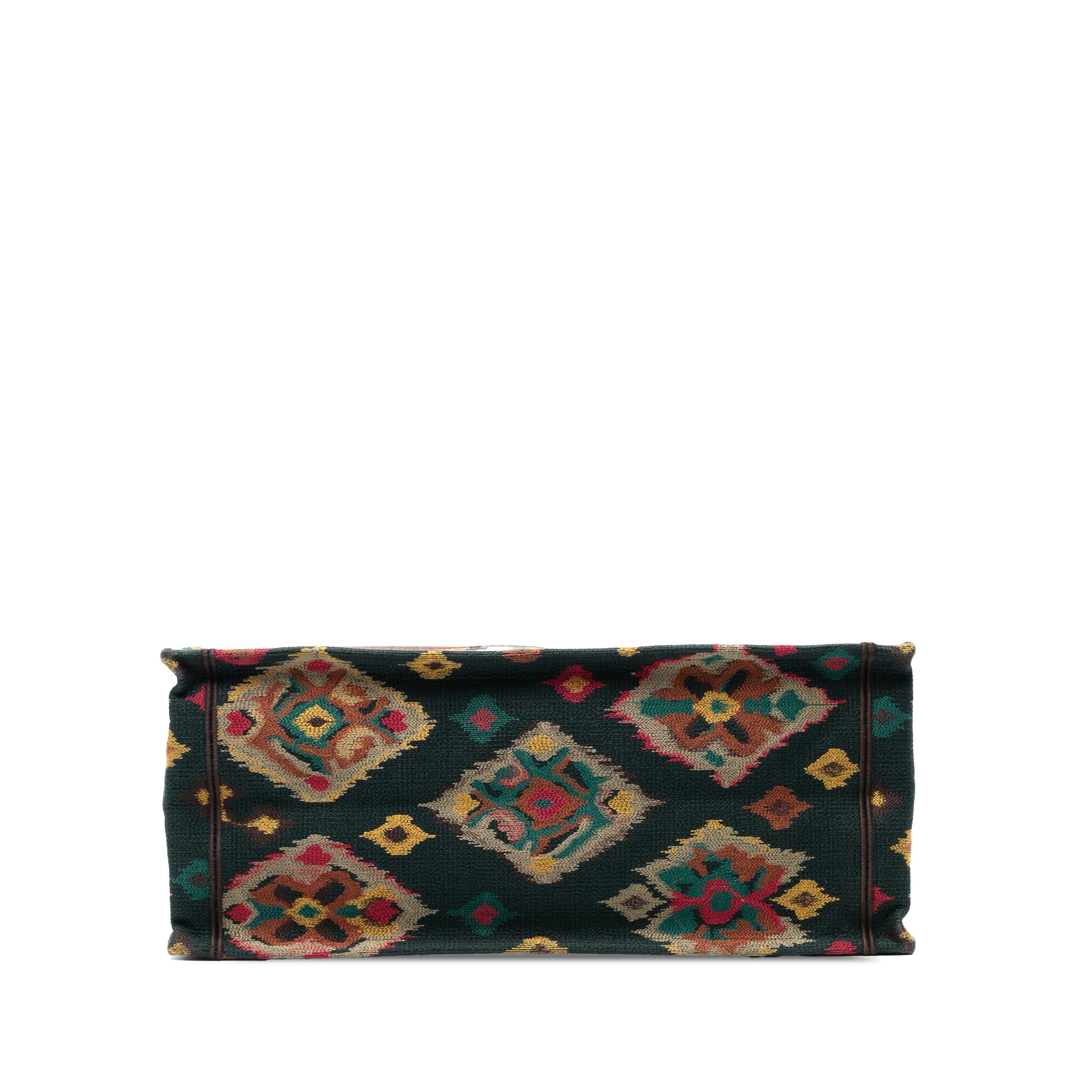 Dior Large Embroidered Canvas Paisley Book Tote, från Luxclusif, i färgen mustard. Klicka för att öppna bilden i stort format