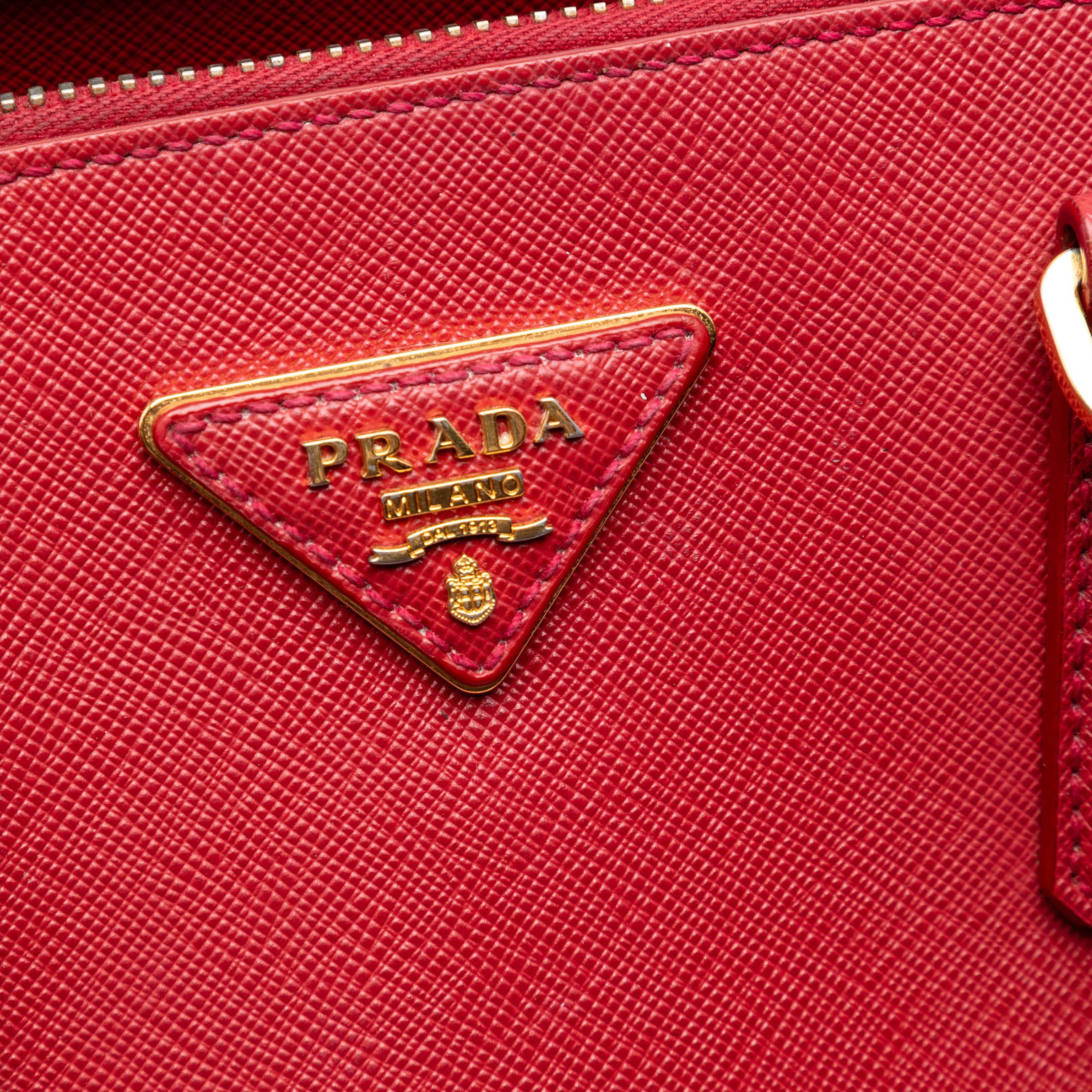 Prada Medium Saffiano Lux Promenade Satchel, från Luxclusif, i färgen röd. Klicka för att öppna bilden i stort format