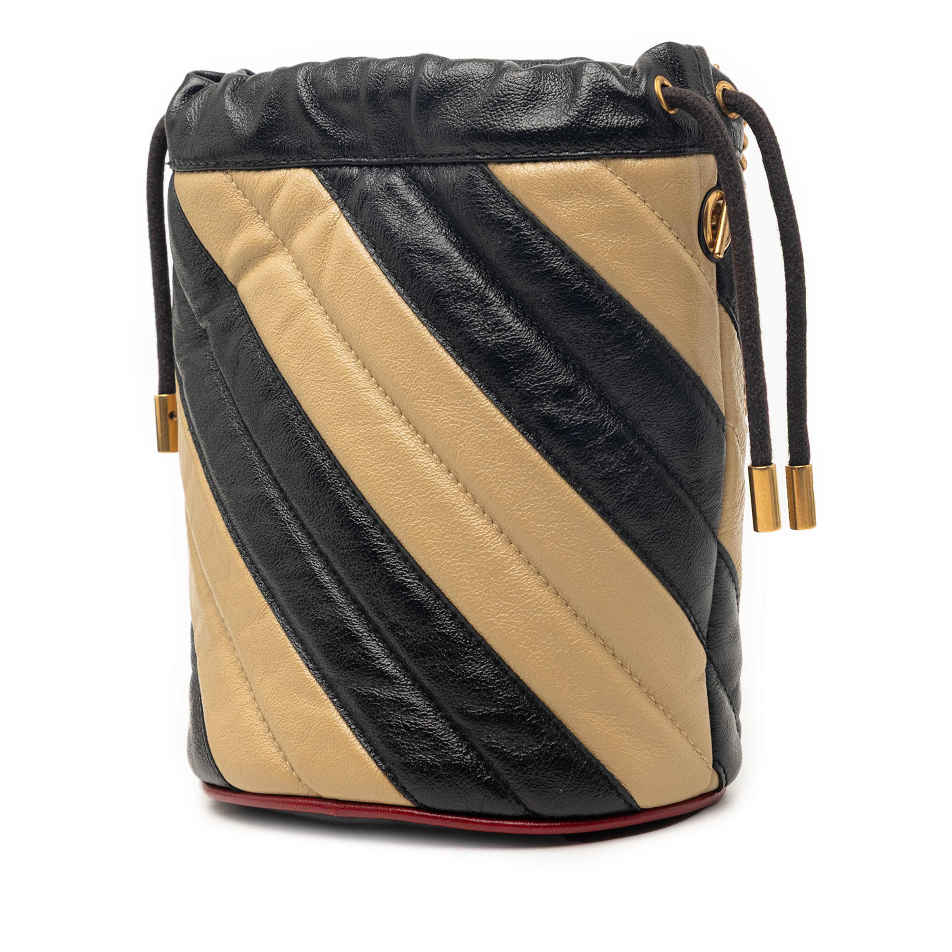 Gucci Mini Gg Marmont Matelasse Diagonal Leather Torchon Bucket Bag, från Luxclusif, i färgen beige. Klicka för att öppna bilden i stort format