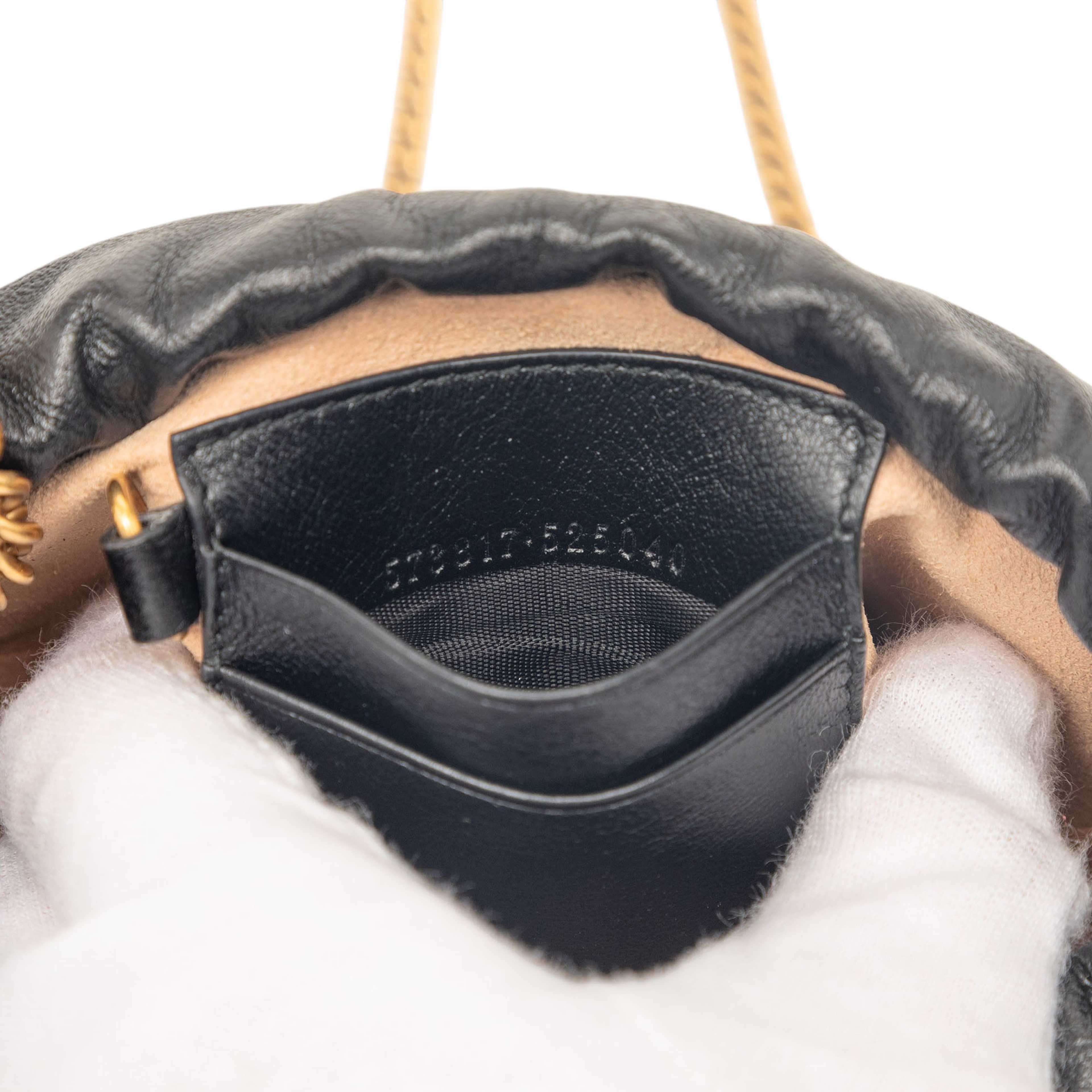Gucci Mini Gg Marmont Matelasse Diagonal Leather Torchon Bucket Bag, från Luxclusif, i färgen beige. Klicka för att öppna bilden i stort format