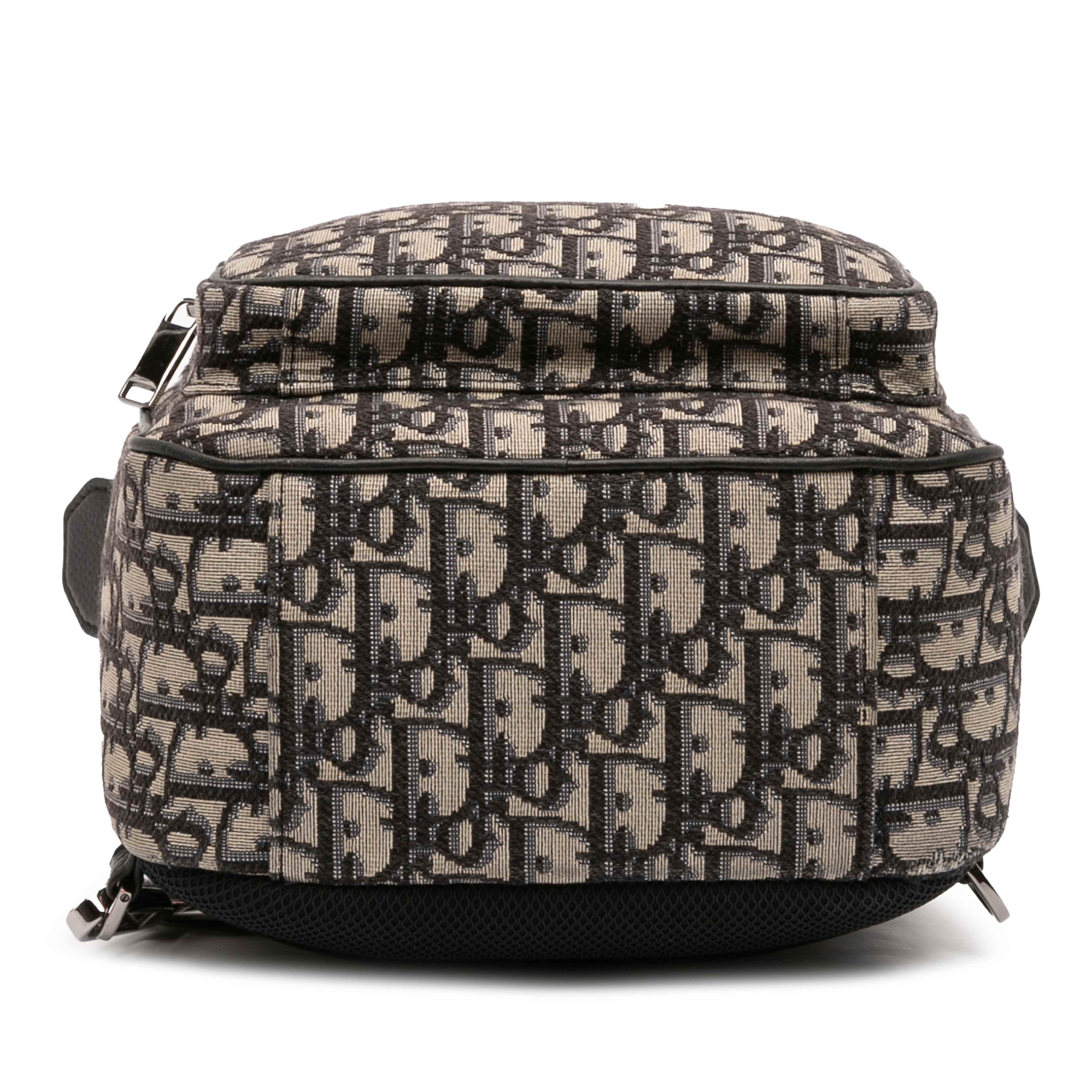 Dior Mini Oblique Canvas Rider Sling Bag, från Luxclusif, i färgen navy. Klicka för att öppna bilden i stort format