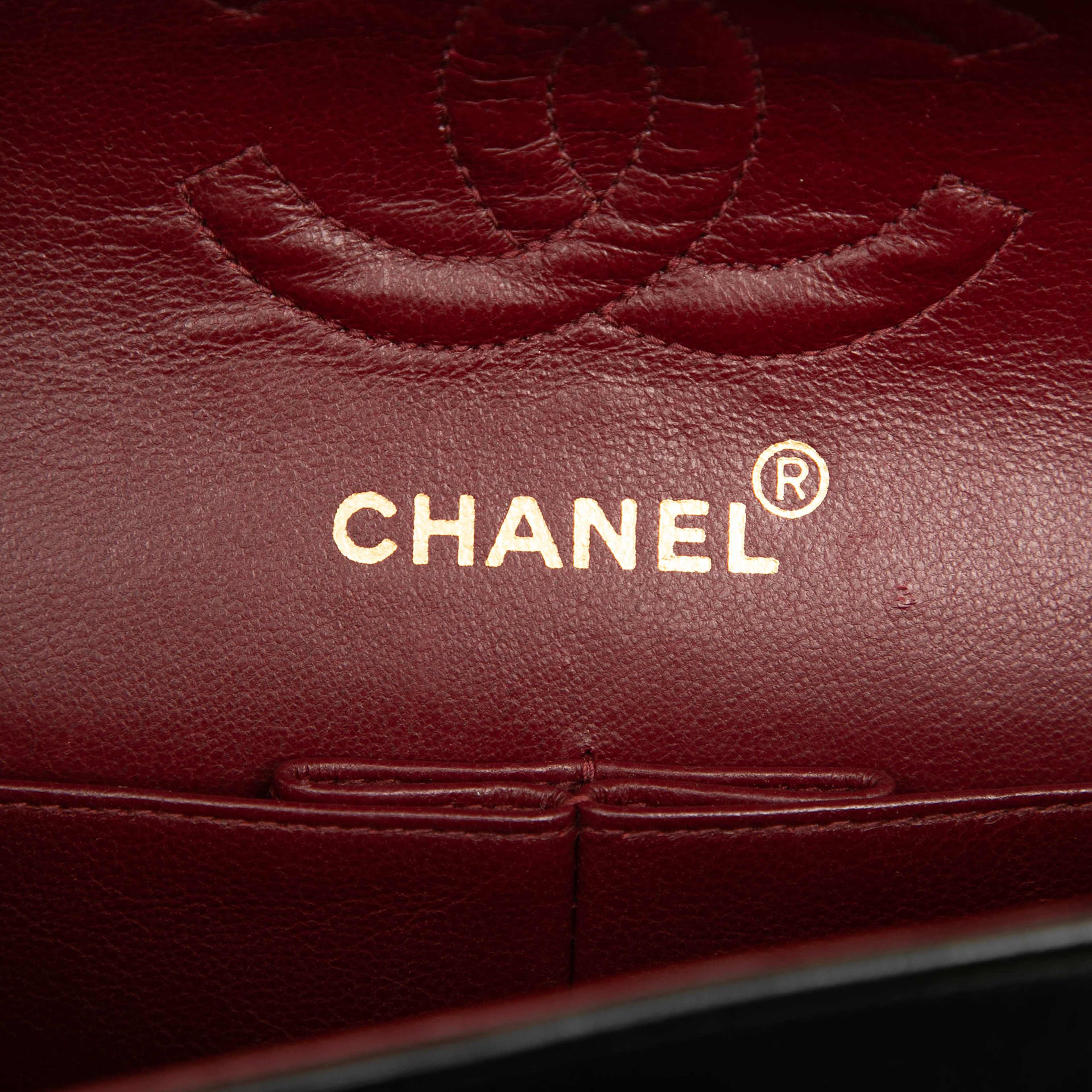 Chanel Small Classic Lambskin Double Flap, från Luxclusif, i färgen black. Klicka för att öppna bilden i stort format