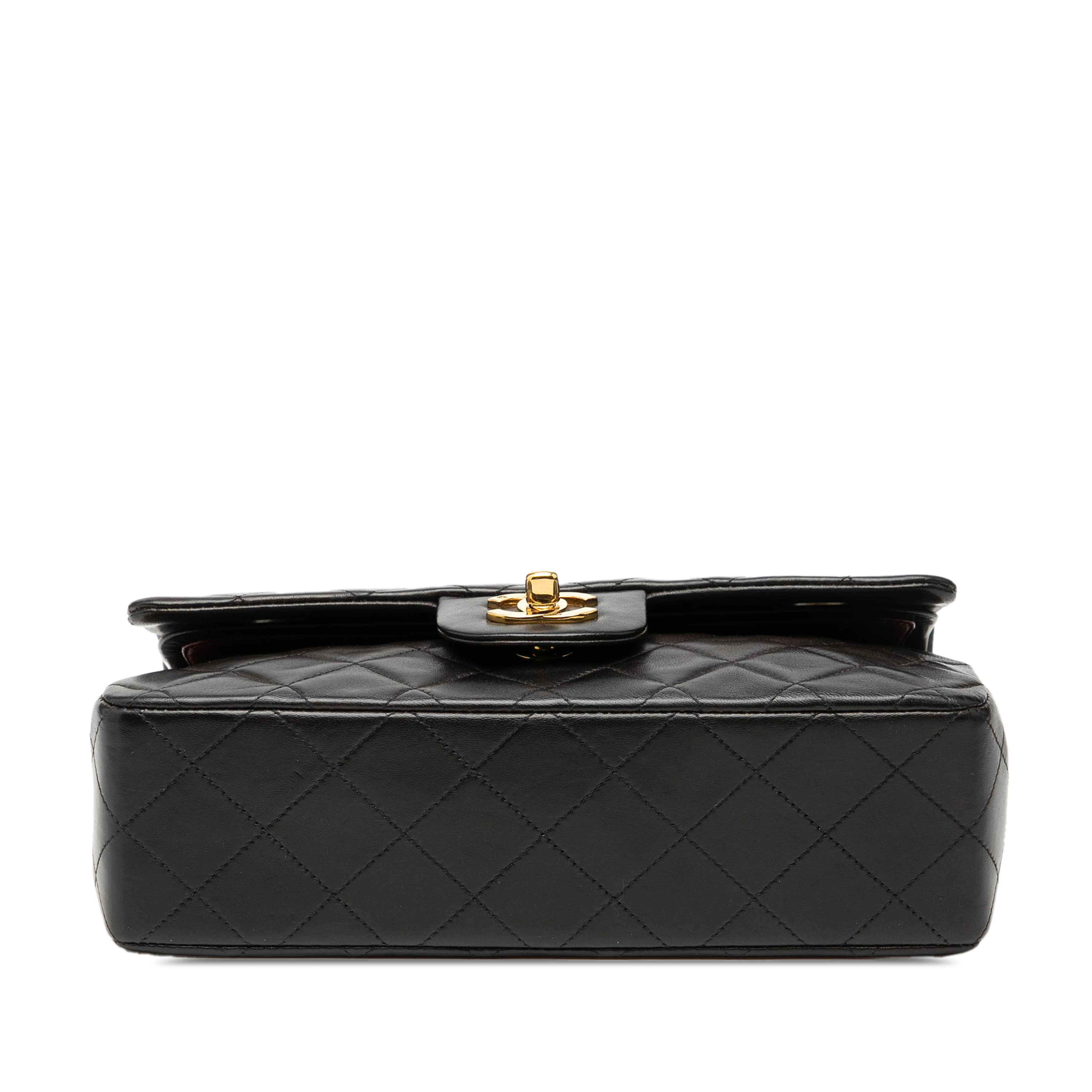 Chanel Small Classic Lambskin Double Flap, från Luxclusif, i färgen black. Klicka för att öppna bilden i stort format