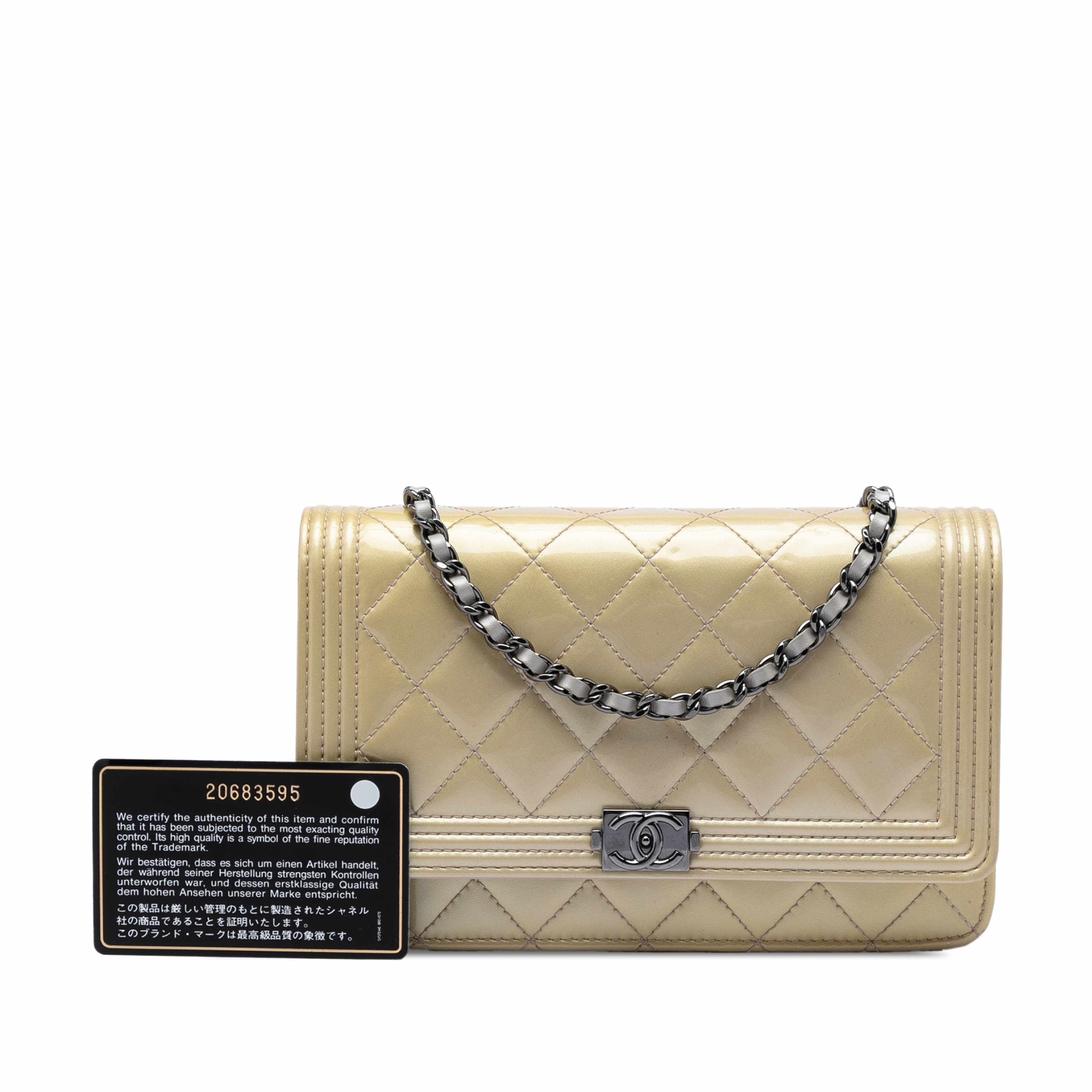 Chanel Quilted Patent Boy Wallet On Chain, från Luxclusif, i färgen beige. Klicka för att öppna bilden i stort format