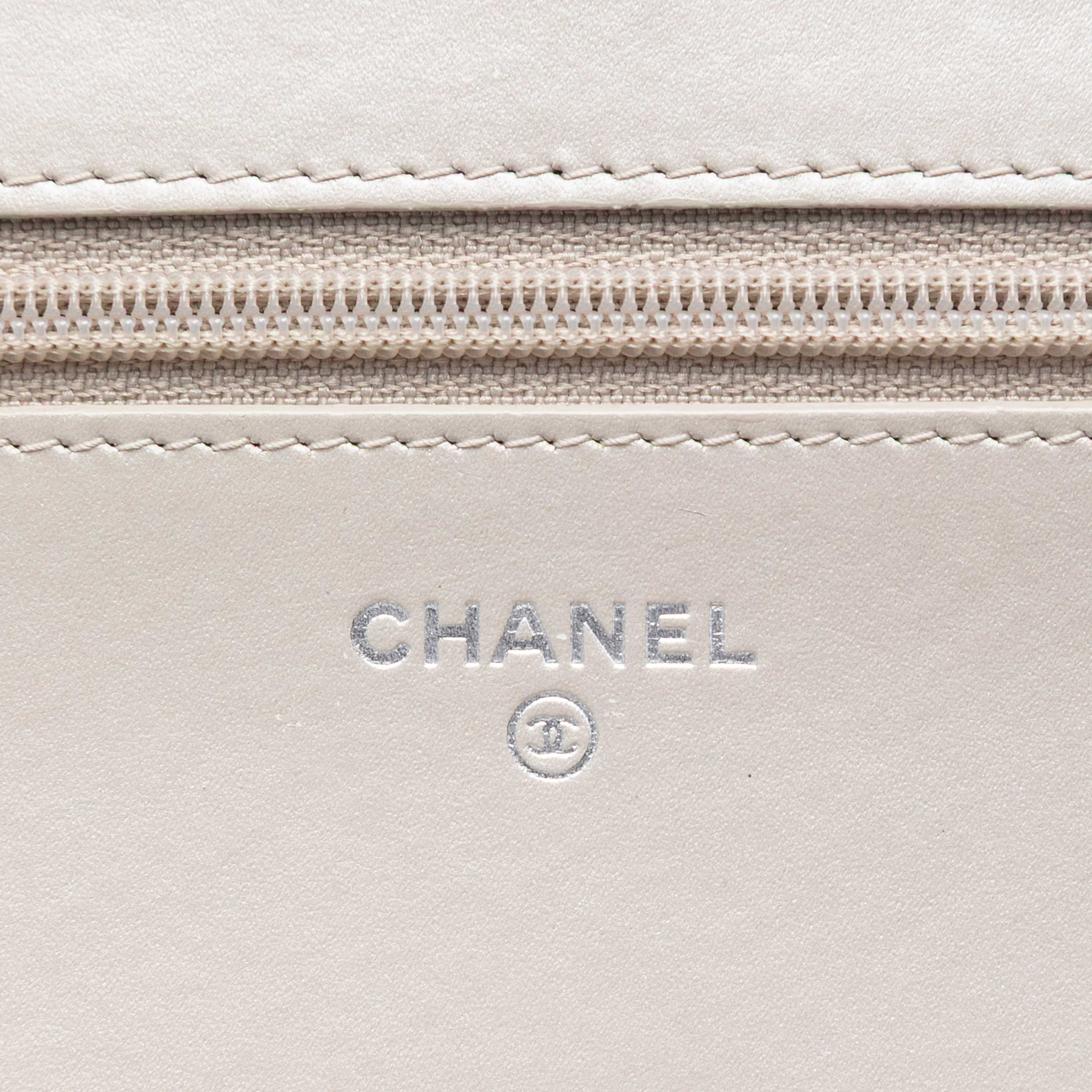 Chanel Quilted Patent Boy Wallet On Chain, från Luxclusif, i färgen beige. Klicka för att öppna bilden i stort format
