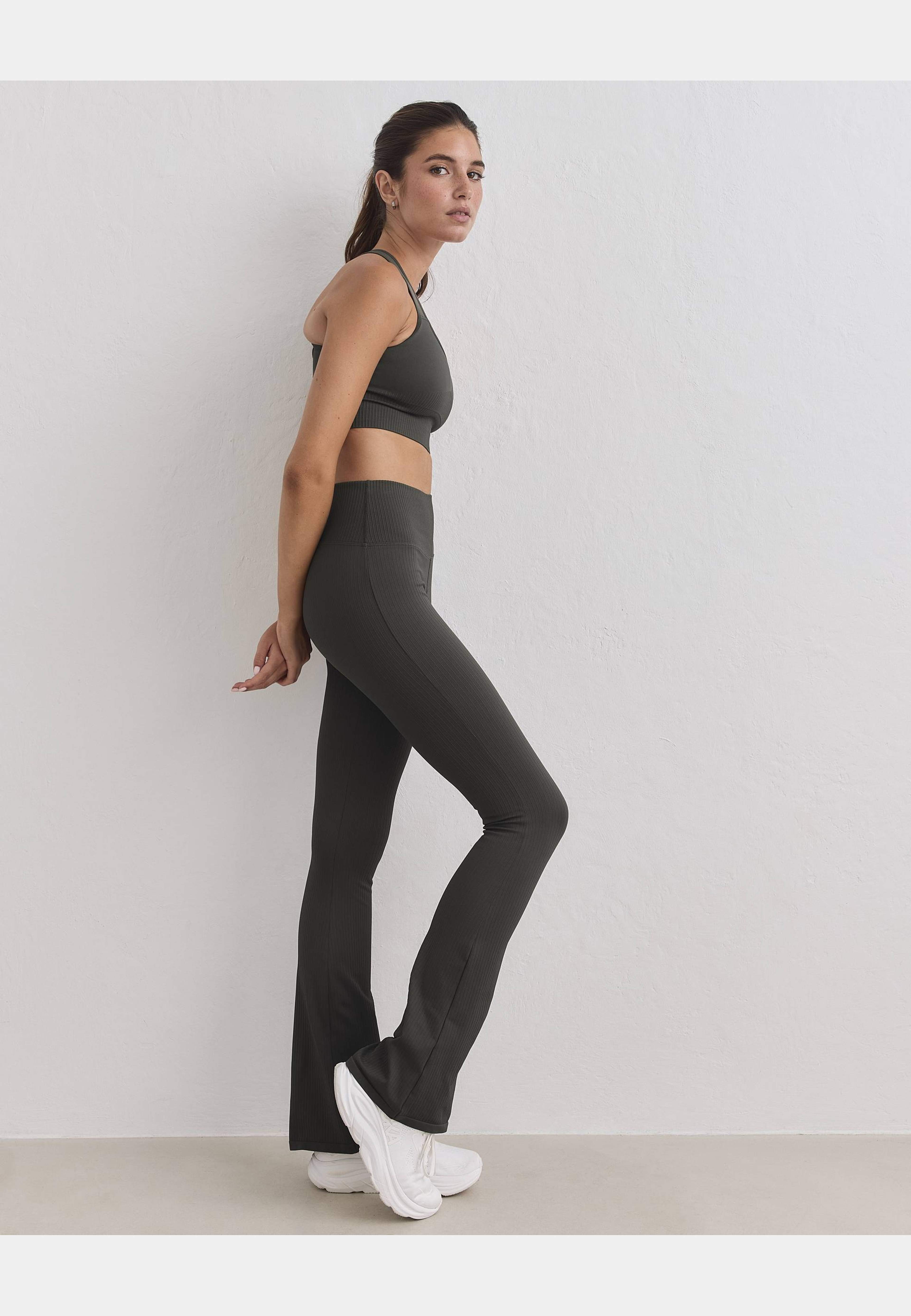 Ribbed Seamless Flare Tights, från aim'n, i färgen dark ivy. Klicka för att öppna bilden i stort format