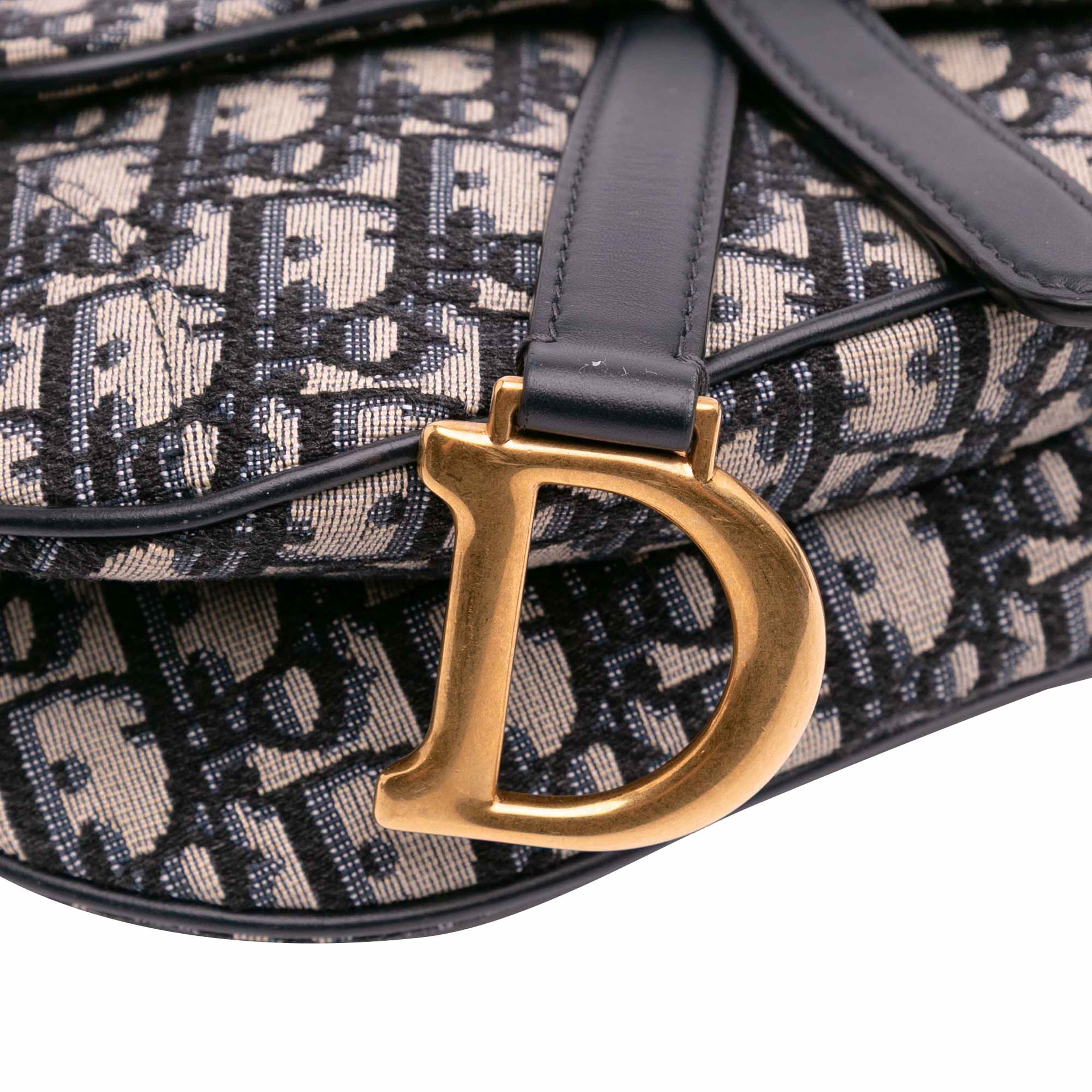 Dior Mini Oblique Canvas Saddle Bag, från Luxclusif, i färgen navy.