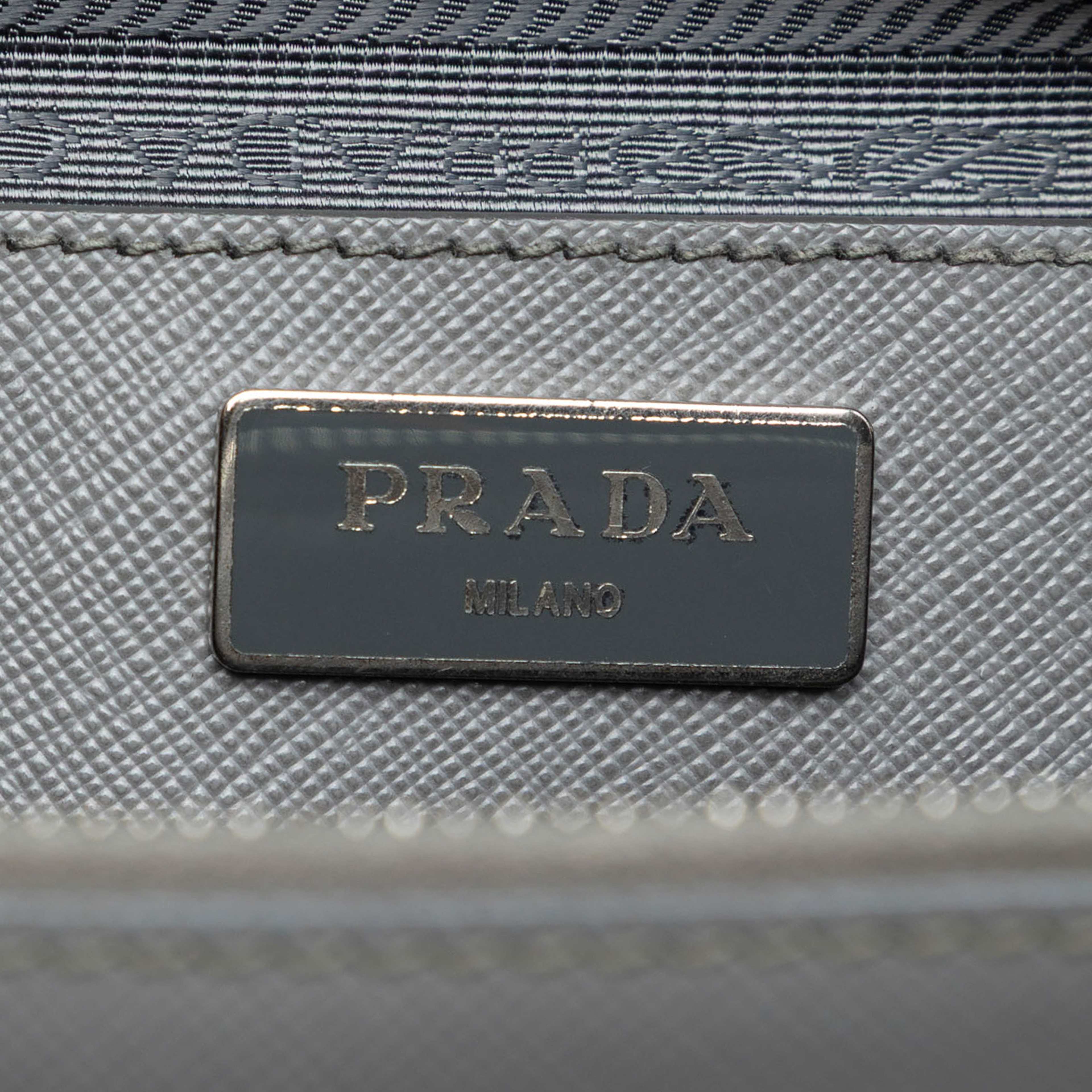 Prada Medium Saffiano Lux Galleria Double Zip Satchel, från Luxclusif, i färgen gray. Klicka för att öppna bilden i stort format
