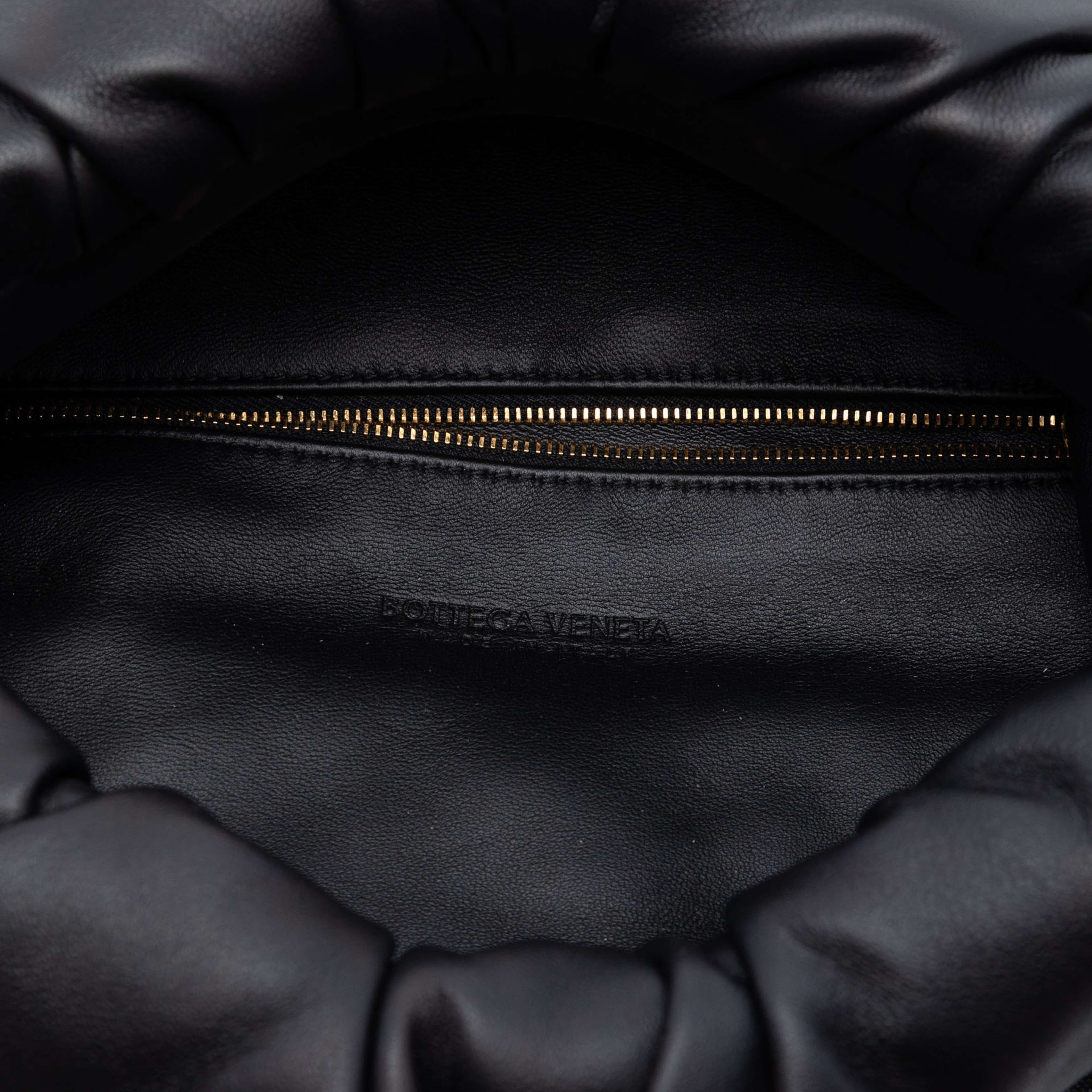 Bottega Veneta Calfskin The Body Pouch Belt Bag, från Luxclusif, i färgen black. Klicka för att öppna bilden i stort format