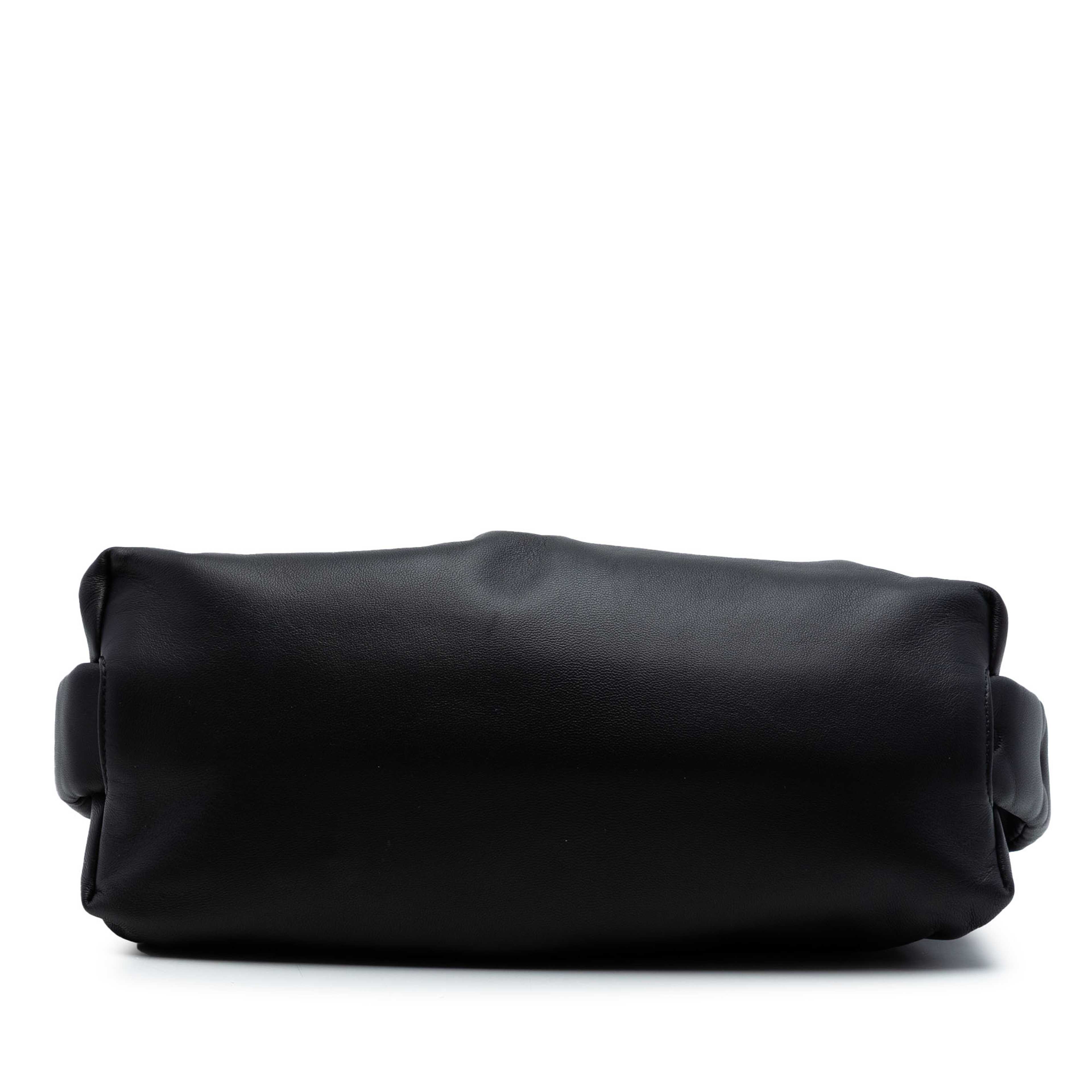 Bottega Veneta Calfskin The Body Pouch Belt Bag, från Luxclusif, i färgen black. Klicka för att öppna bilden i stort format