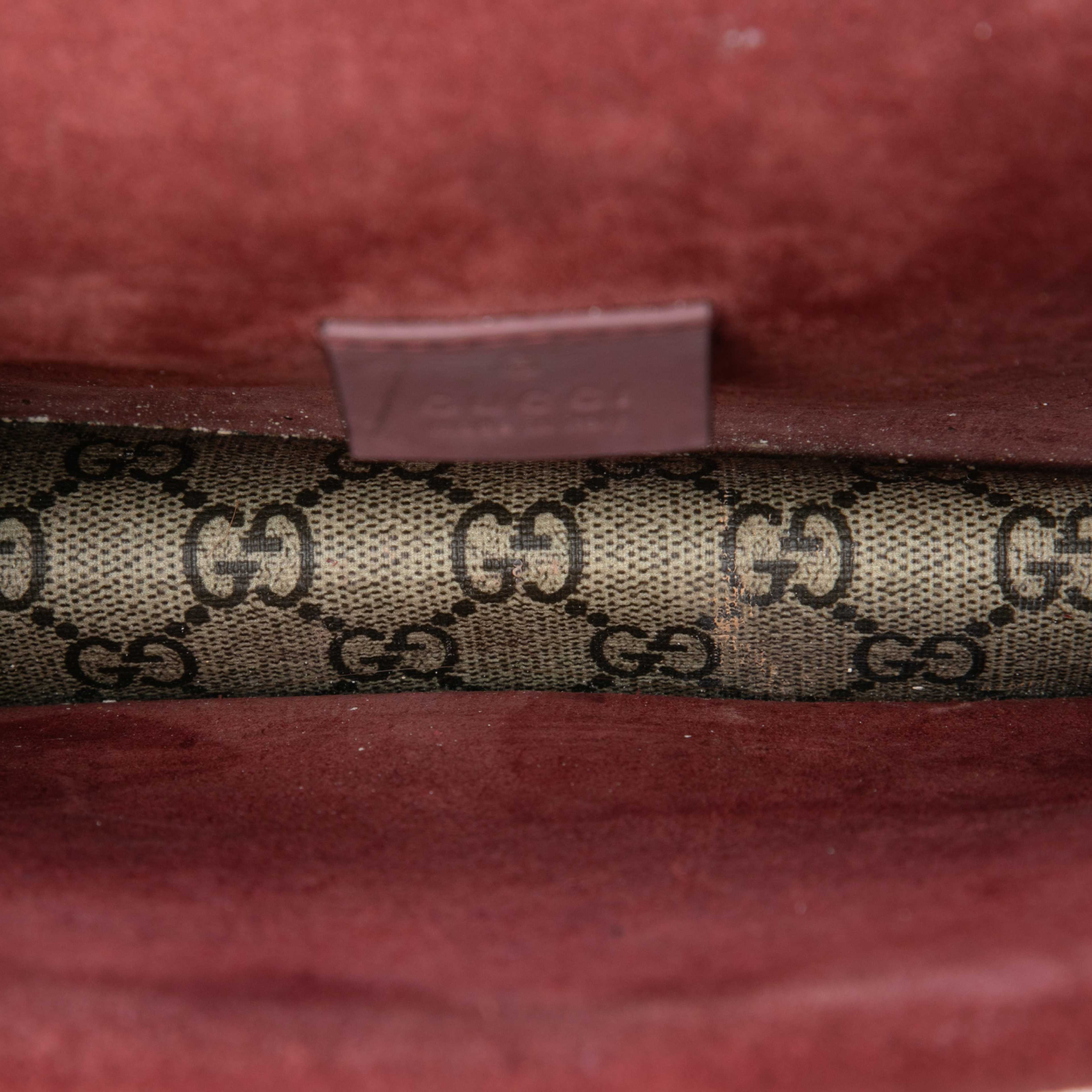 Gucci Small Gg Supreme Blooms Dionysus Crossbody, från Luxclusif, i färgen rosa. Klicka för att öppna bilden i stort format