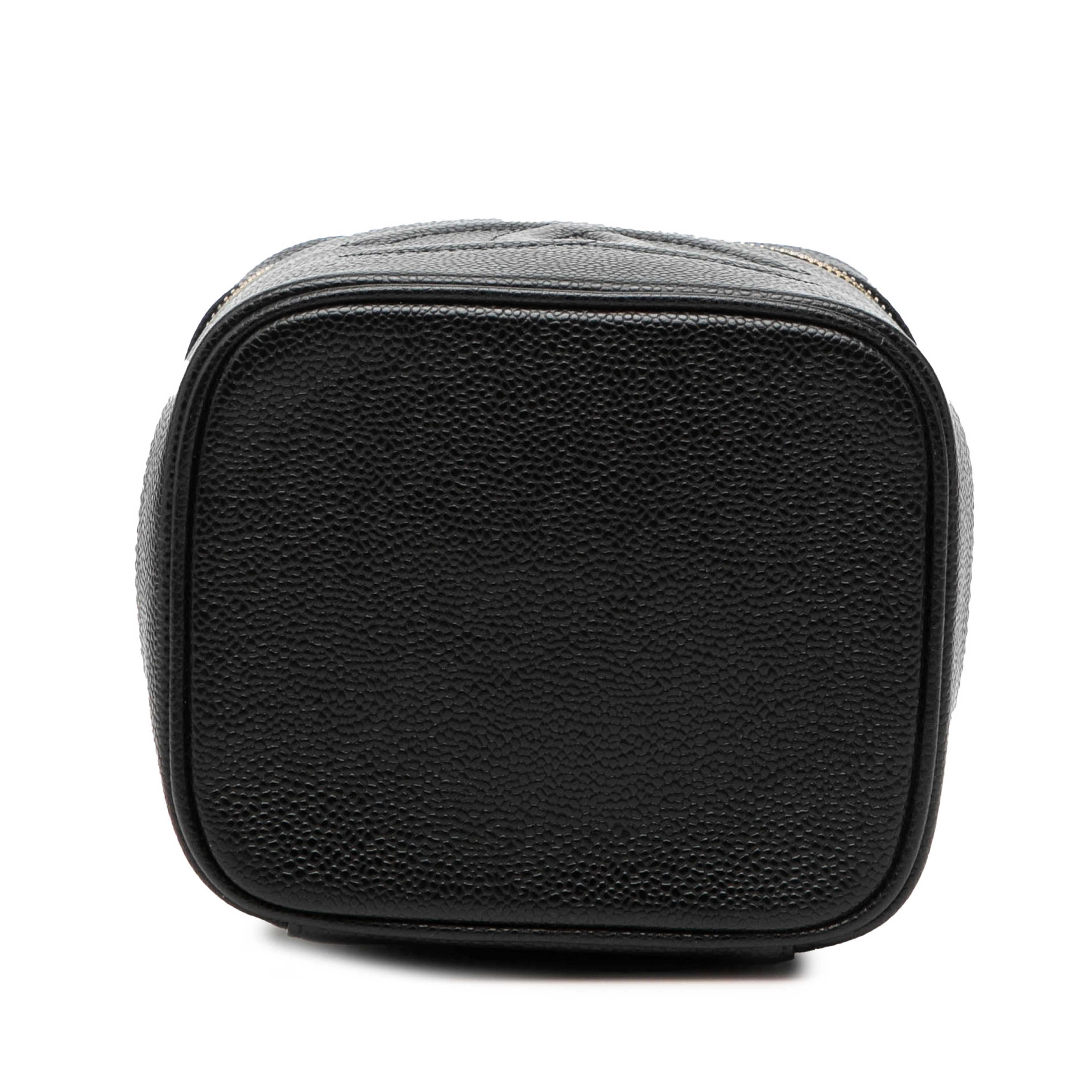 Chanel Cc Caviar Vanity Bag, från Luxclusif, i färgen black. Klicka för att öppna bilden i stort format