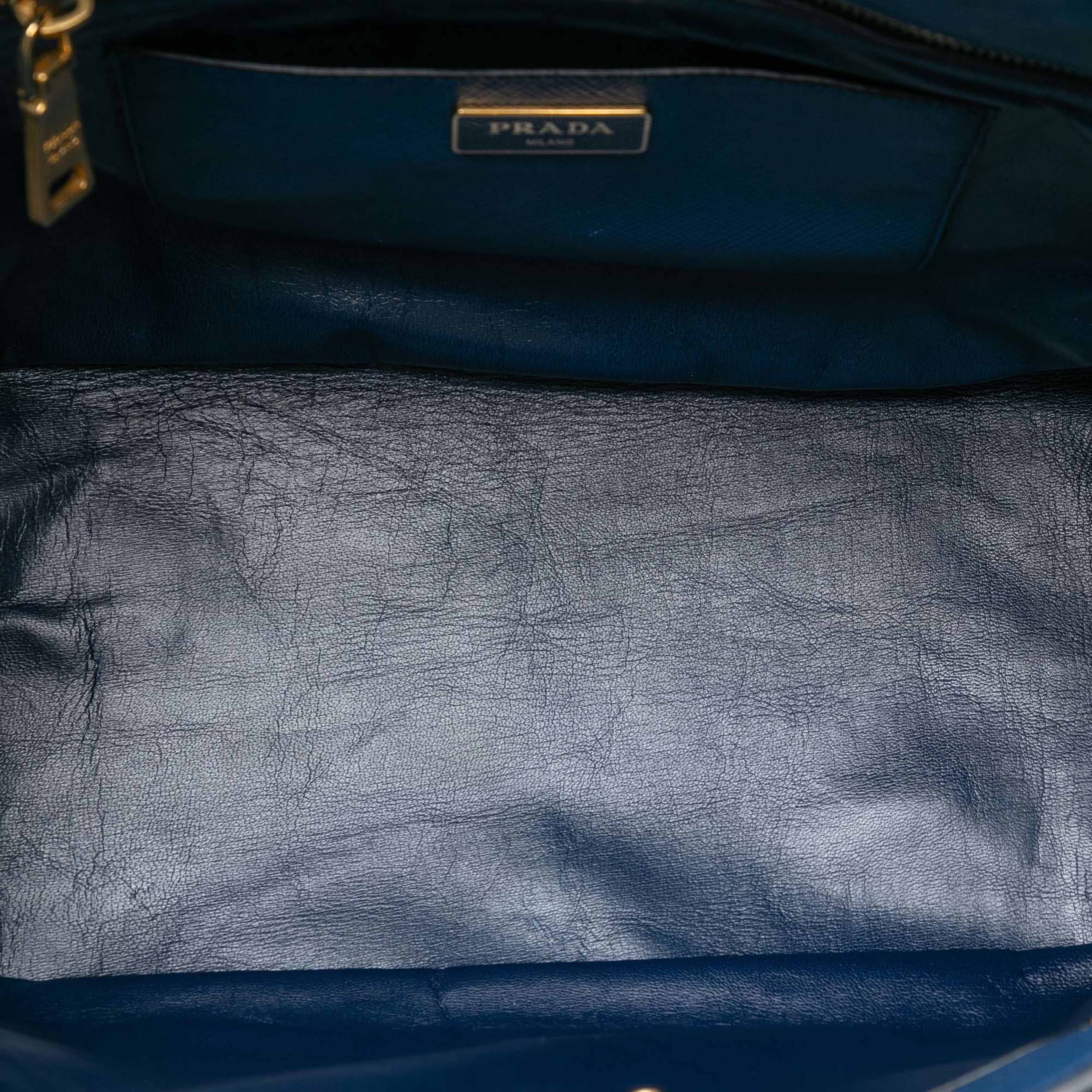 Prada Saffiano Cuir Front Pocket Convertible Tote, från Luxclusif, i färgen blue. Klicka för att öppna bilden i stort format